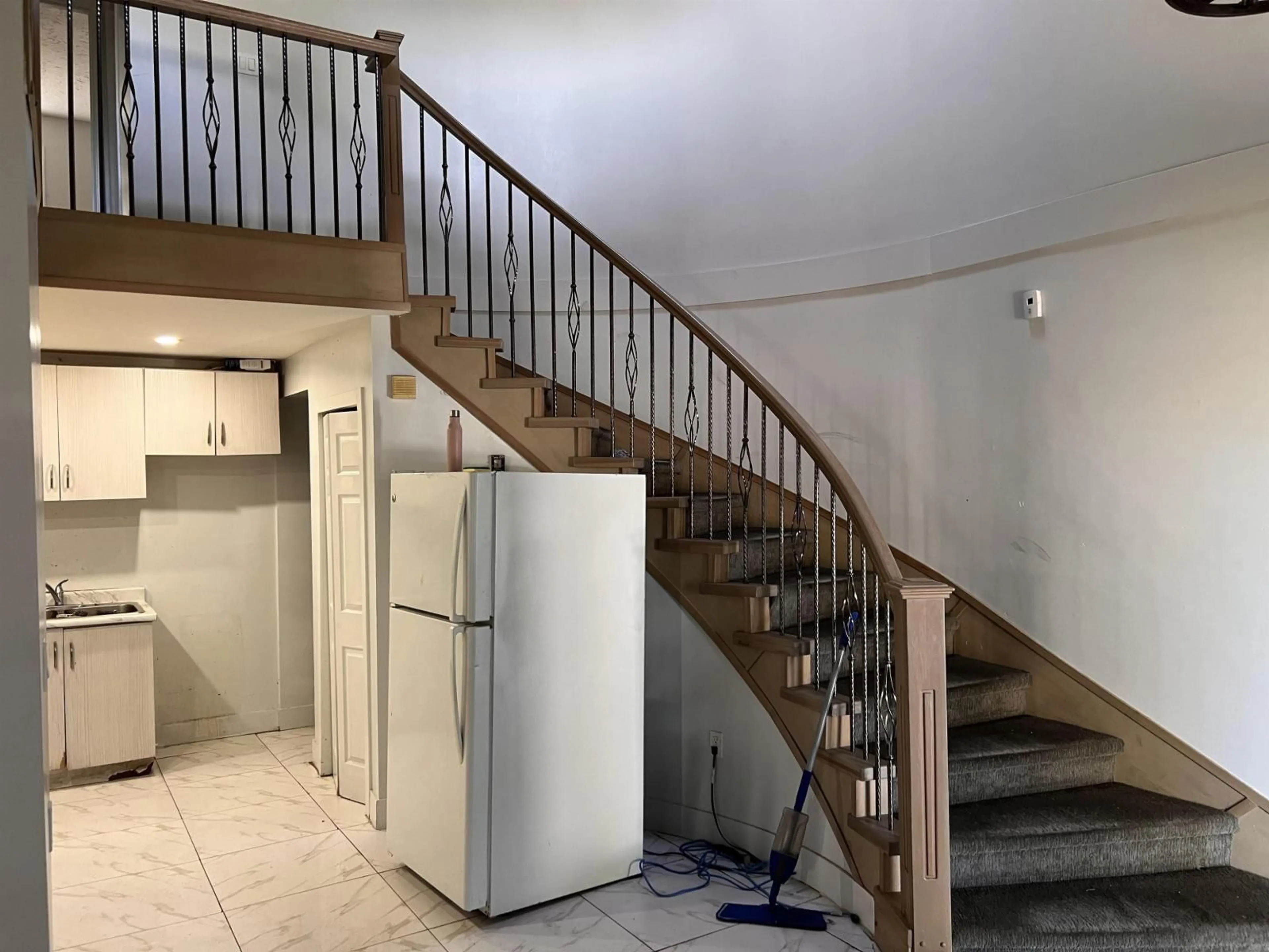 Stairs for 12870 CARLUKE, Surrey British Columbia V3V6R4