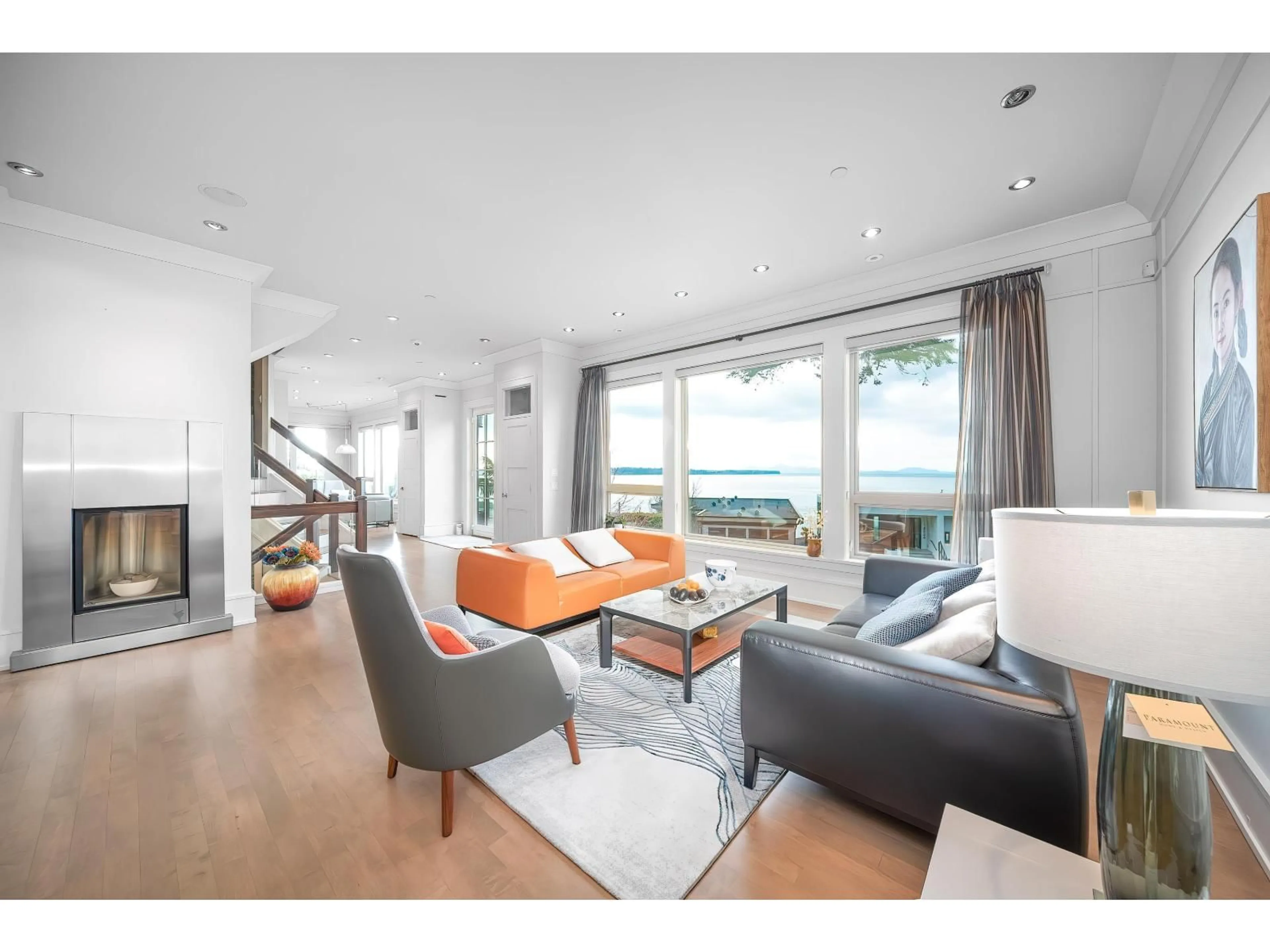 Living room with furniture, wood/laminate floor for 14533 MAGDALEN, White Rock British Columbia V4B2X5