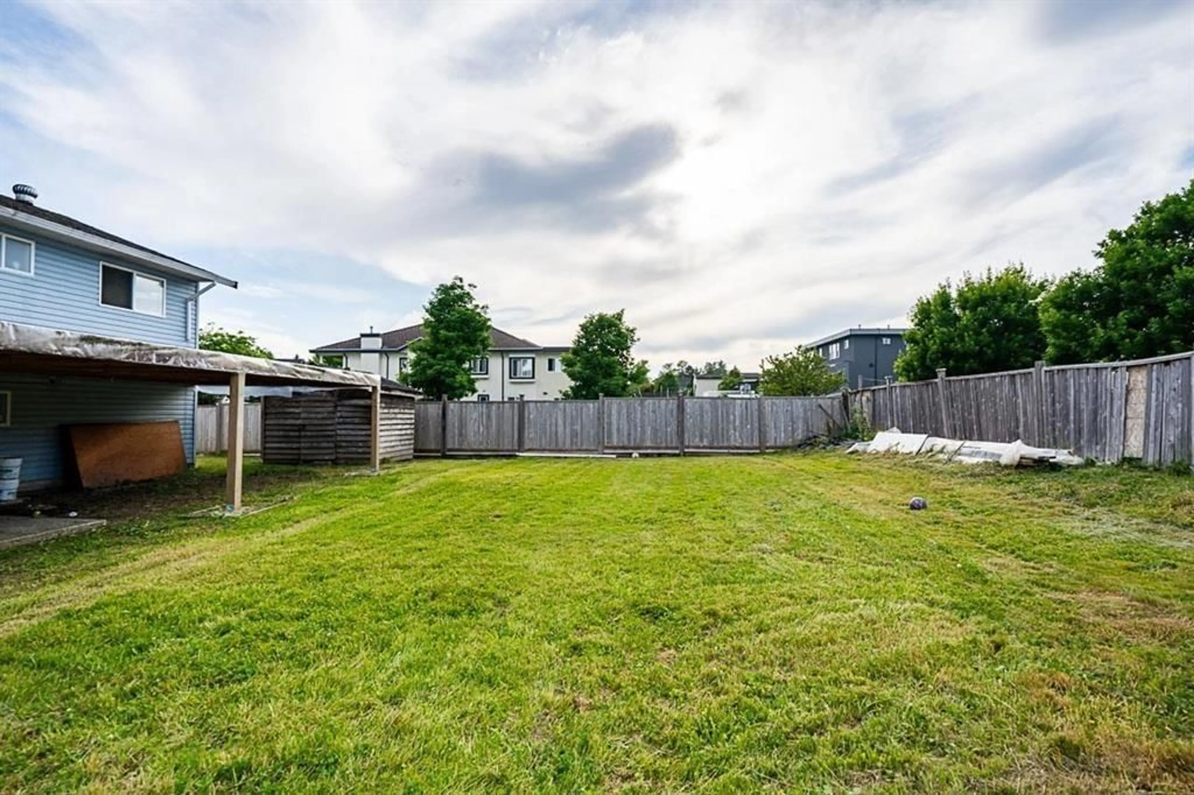 Patio, mountain view for 13421 87A, Surrey British Columbia V3W6B7