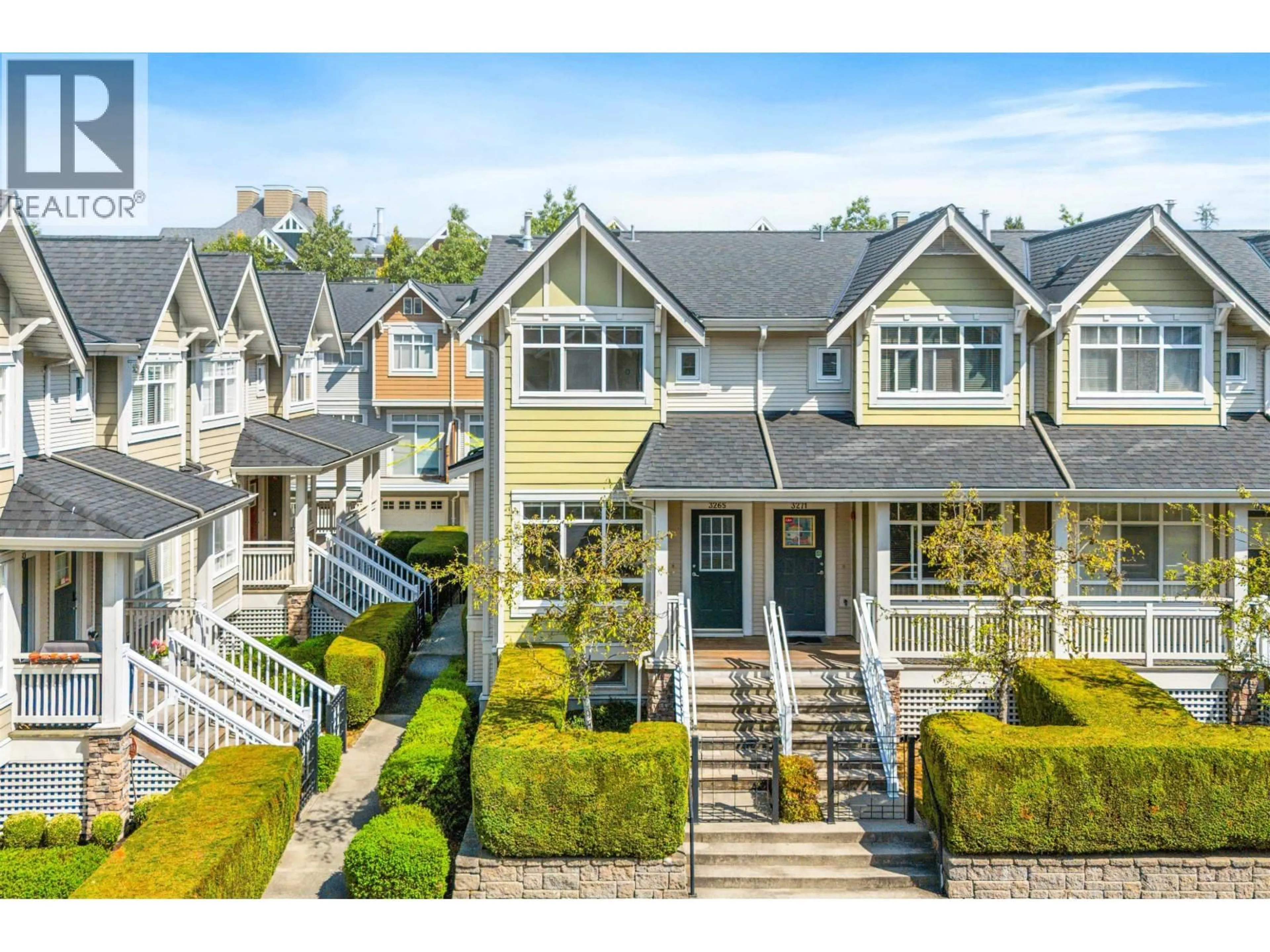 A pic from outside/outdoor area/front of a property/back of a property/a pic from drone, mountain view for 3265 CLERMONT MEWS, Vancouver British Columbia V5S4X3