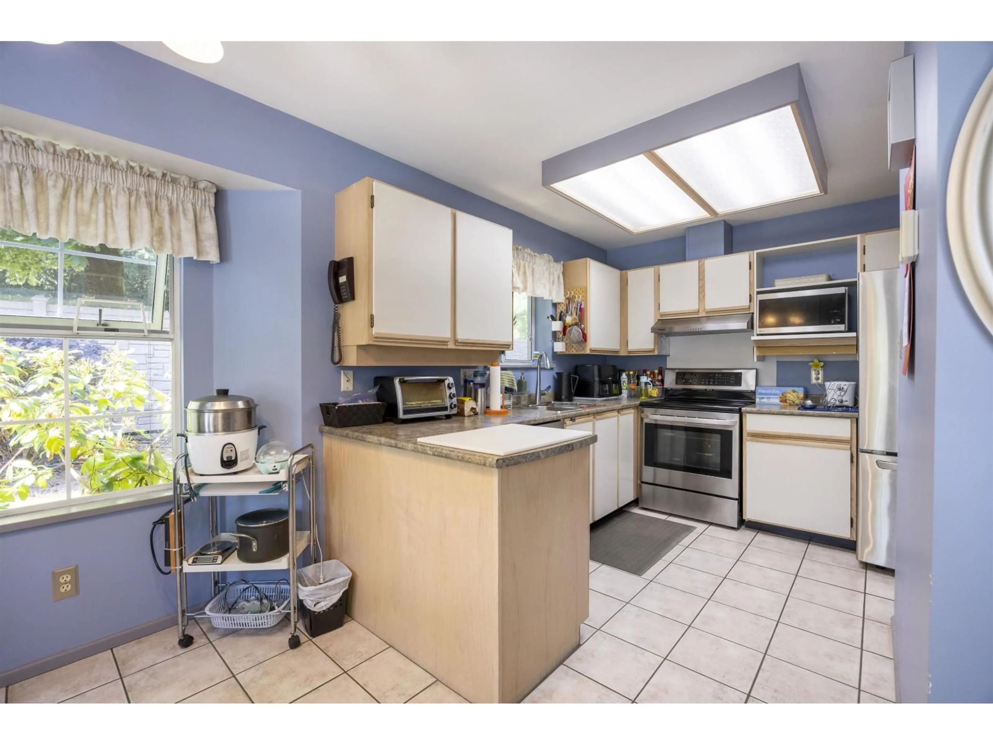 Standard kitchen, ceramic/tile floor for 58 - 6537 138, Surrey British Columbia V3W0C6