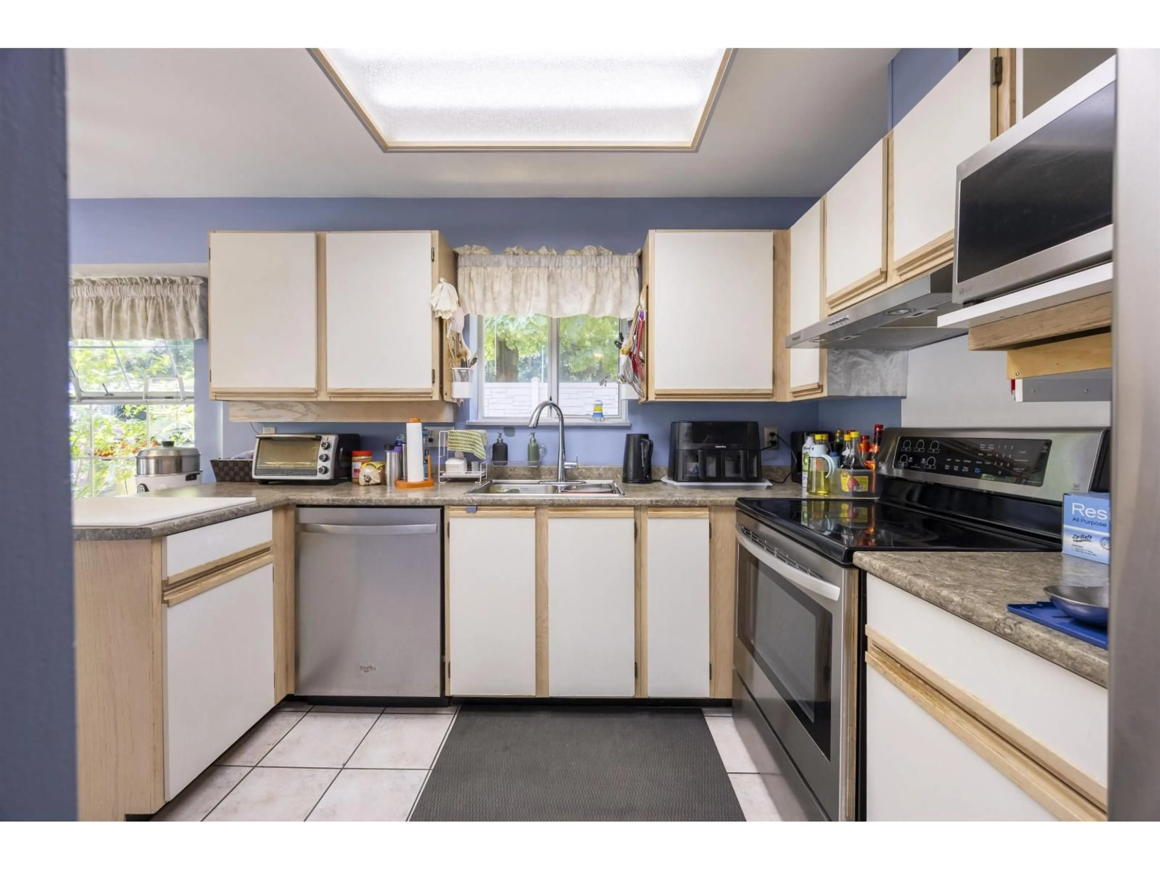 Standard kitchen, unknown for 58 - 6537 138, Surrey British Columbia V3W0C6