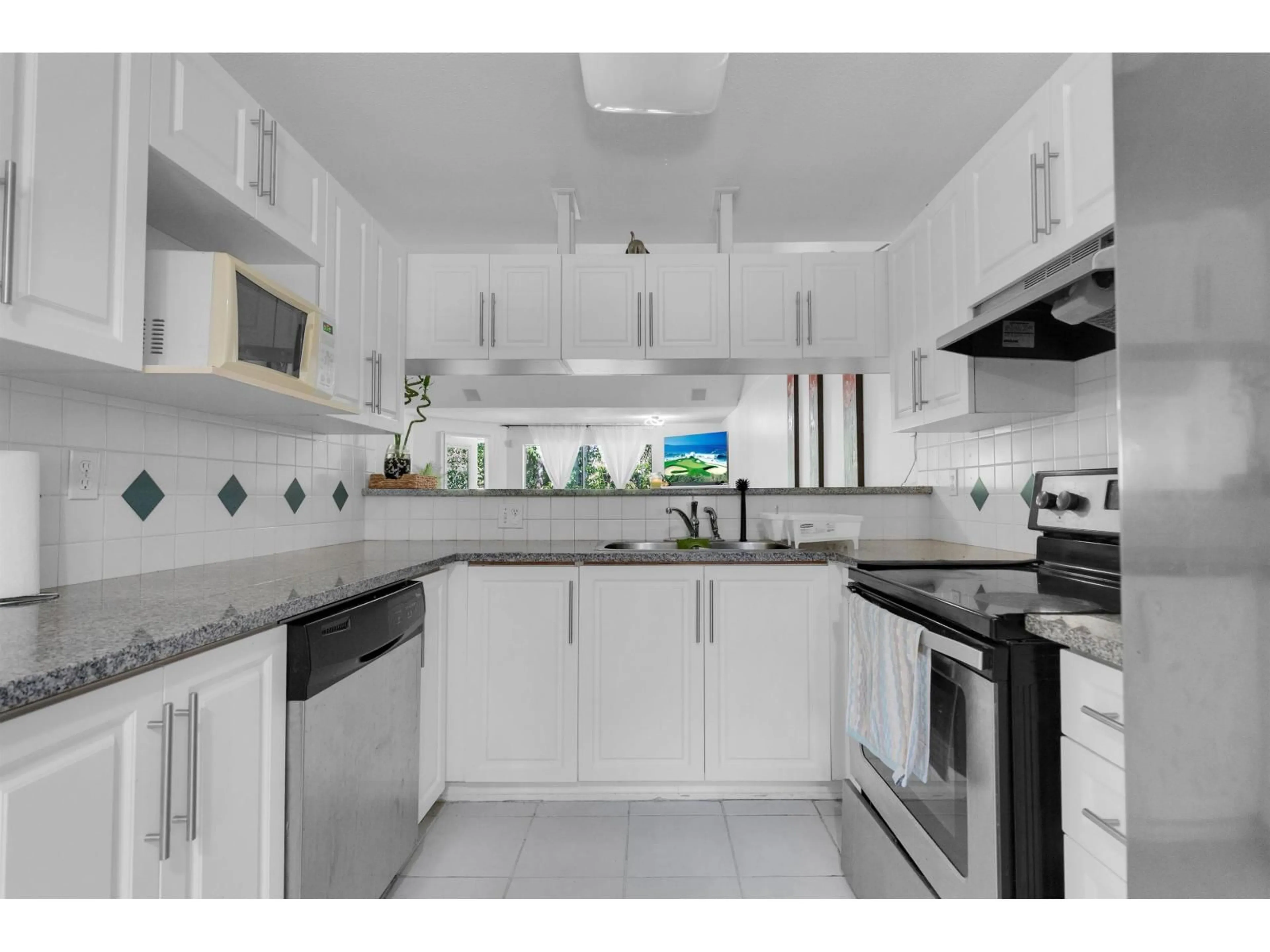 Standard kitchen, ceramic/tile floor for 11 - 13670 84, Surrey British Columbia V3W0T6