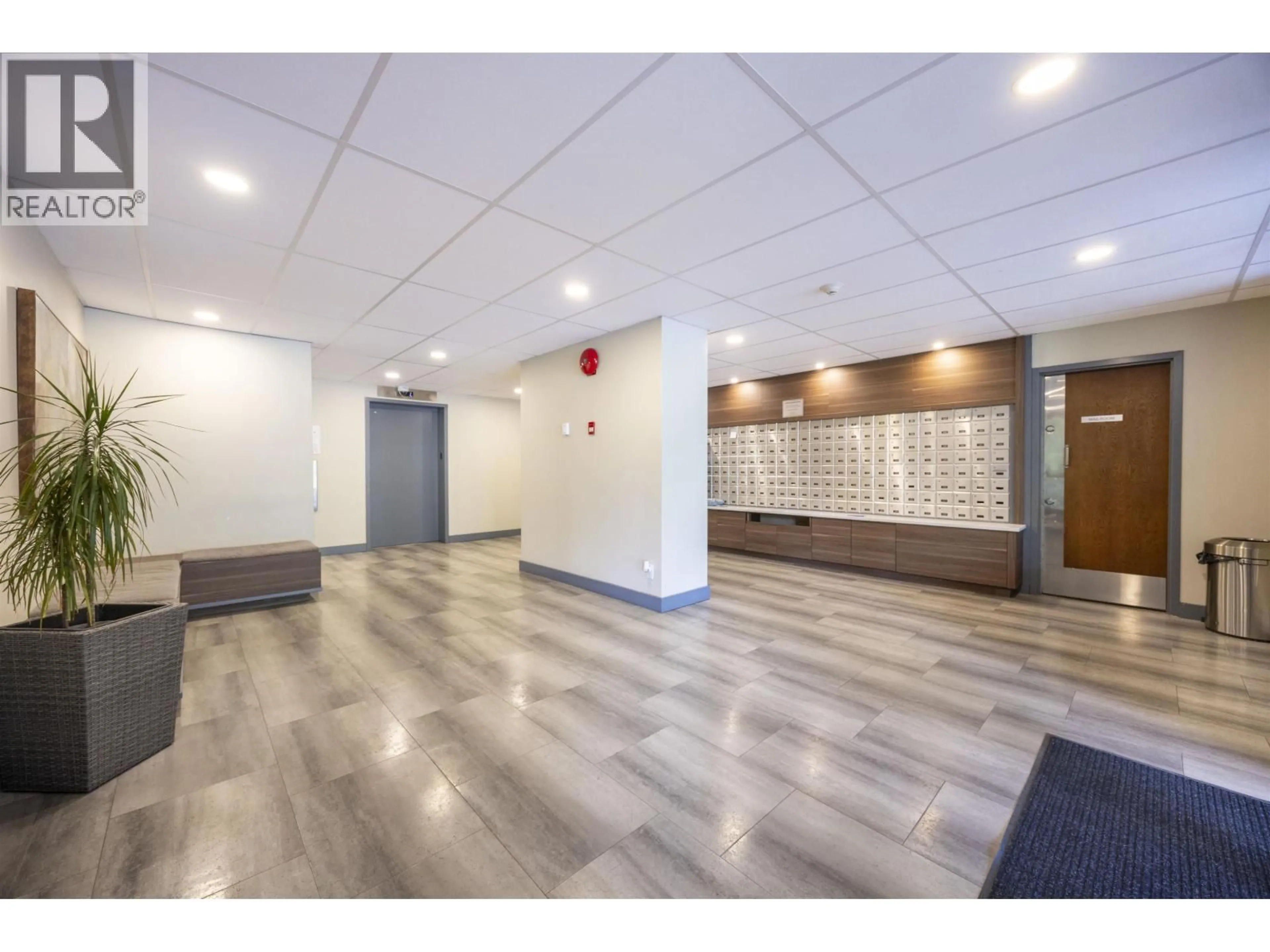 Indoor foyer for 203 - 9521 CARDSTON COURT, Burnaby British Columbia V3N4R8