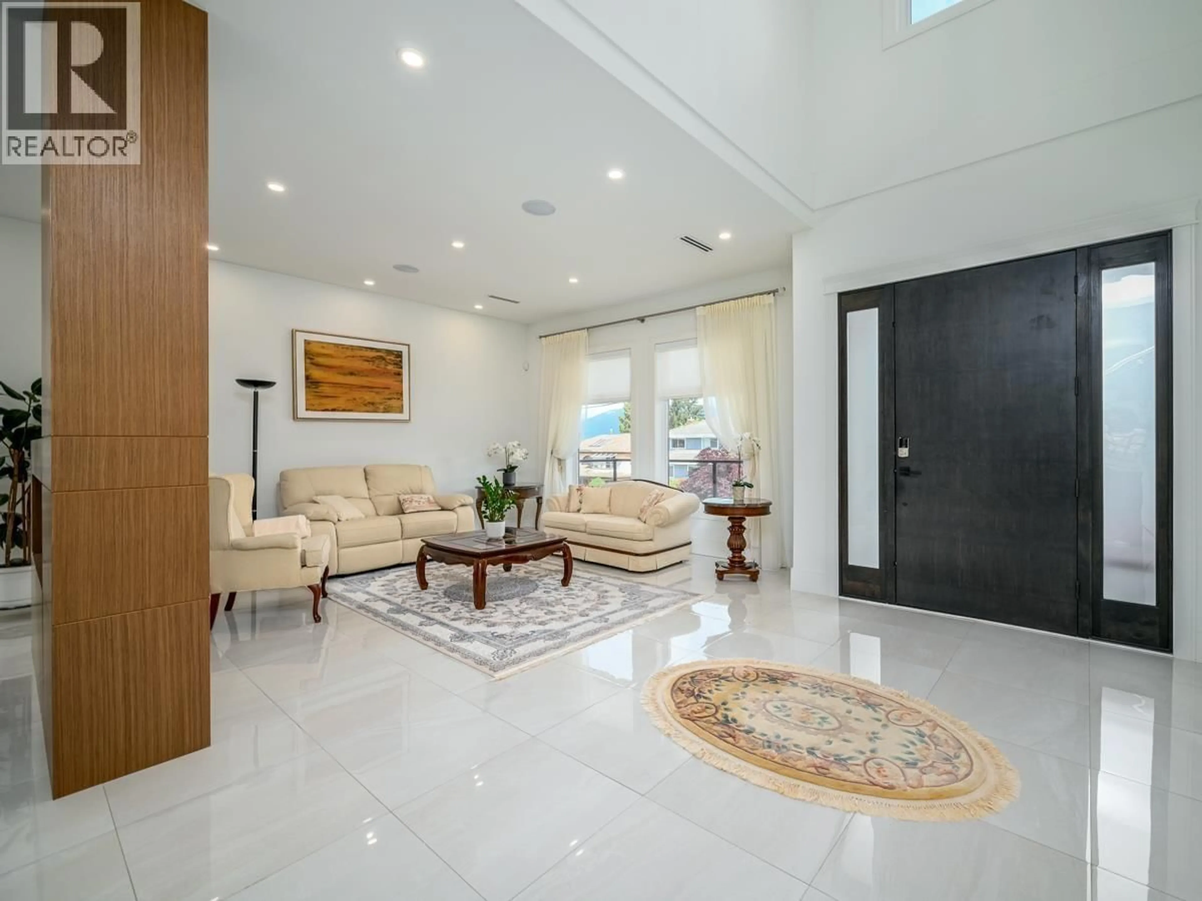 Indoor foyer for 7268 PANDORA STREET, Burnaby British Columbia V5A1B9