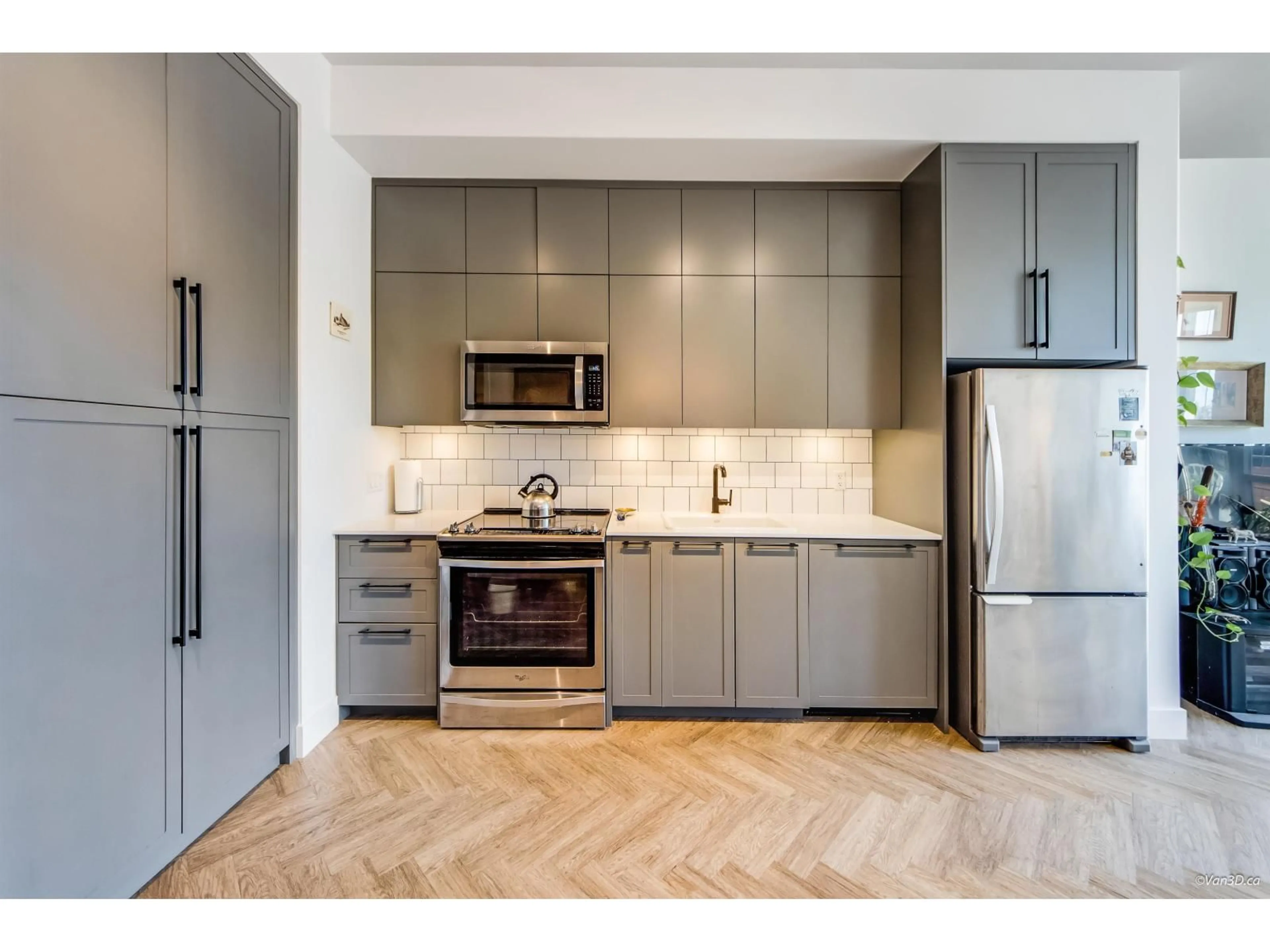 Standard kitchen, unknown for 409 - 10168 149, Surrey British Columbia V3R0E9