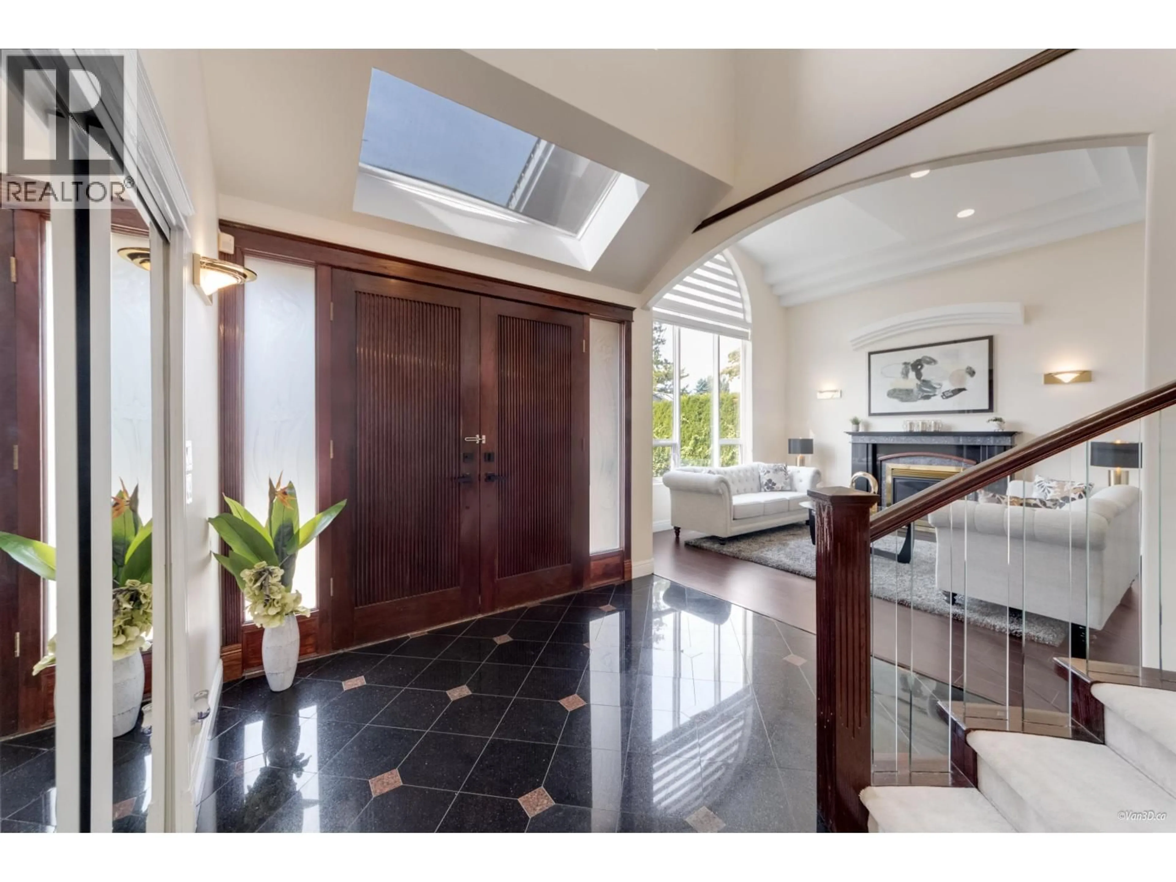 Indoor foyer for 10320 SCOTSDALE AVENUE, Richmond British Columbia V7E3V1