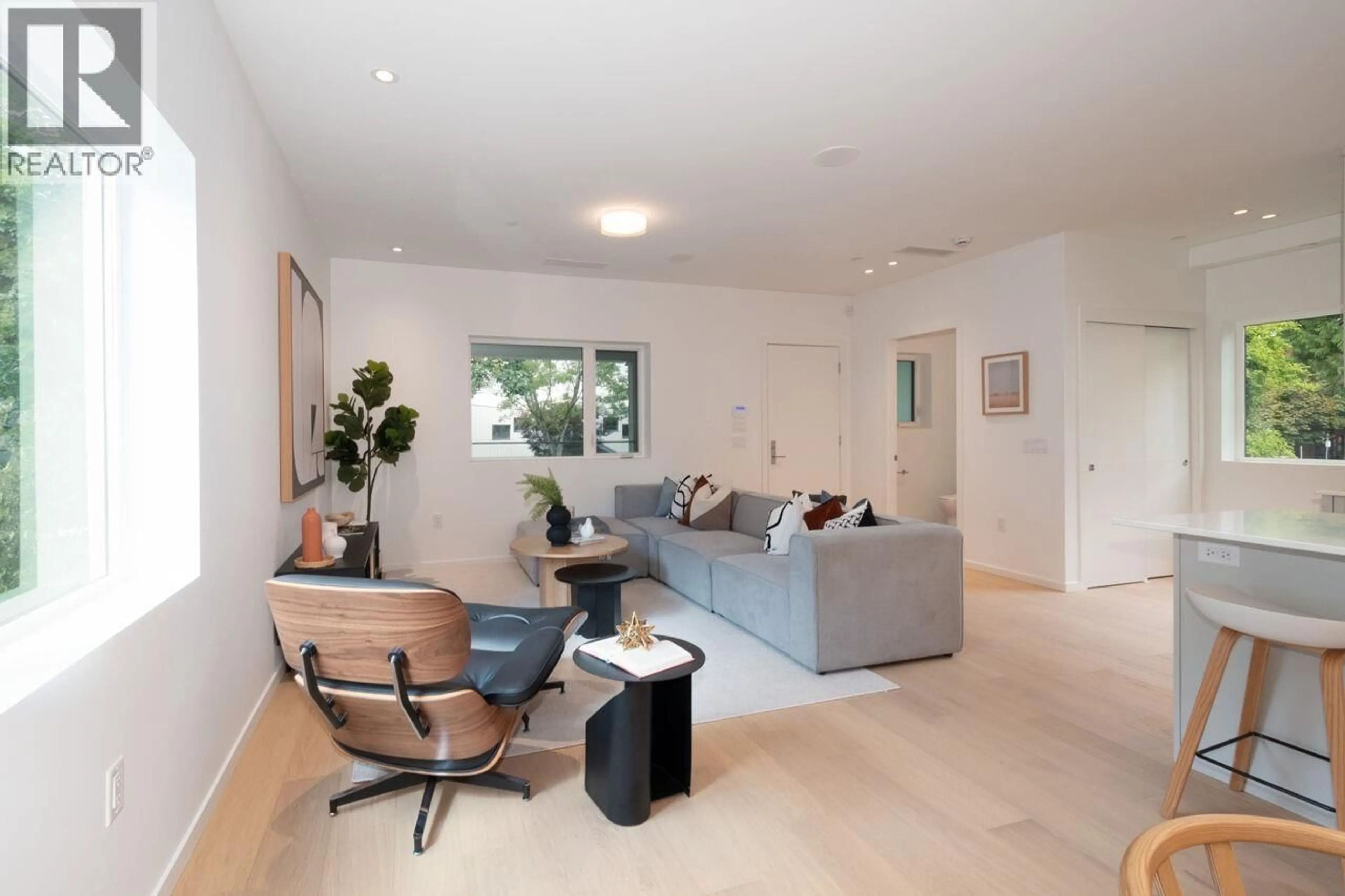 Living room with furniture, unknown for 126 17TH AVENUE, Vancouver British Columbia V5V1A4
