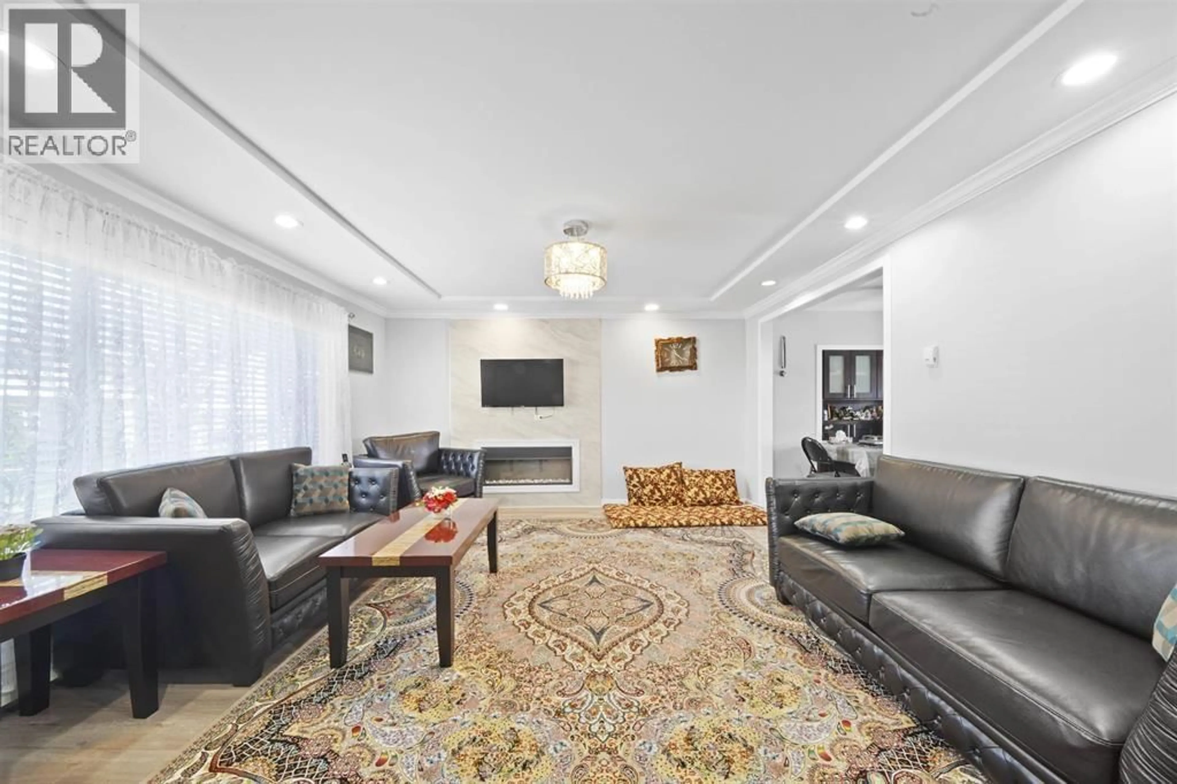Living room with furniture, carpet floor for 7768 18TH AVENUE, Burnaby British Columbia V3N1J2