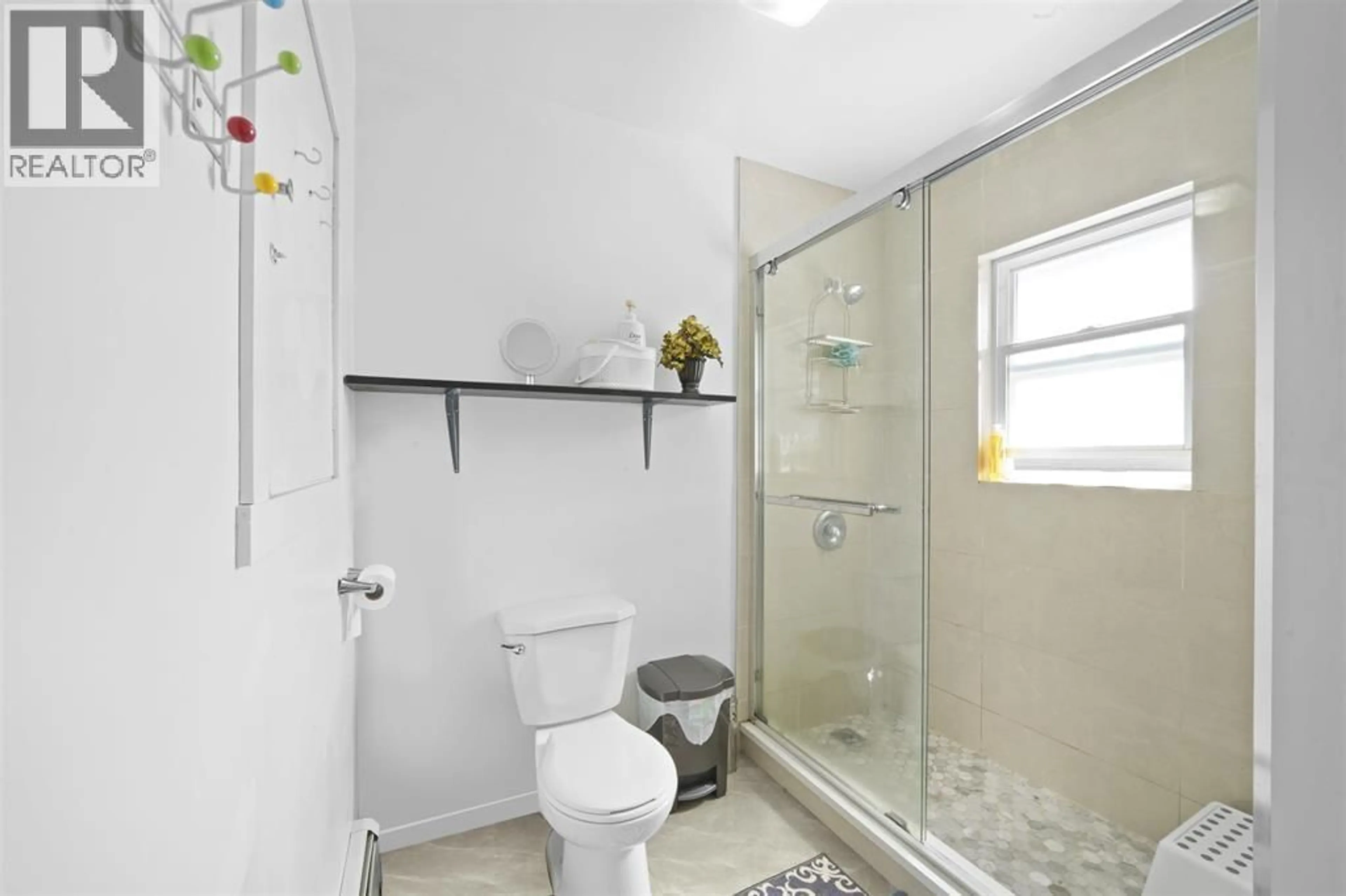 Standard bathroom, ceramic/tile floor for 7768 18TH AVENUE, Burnaby British Columbia V3N1J2