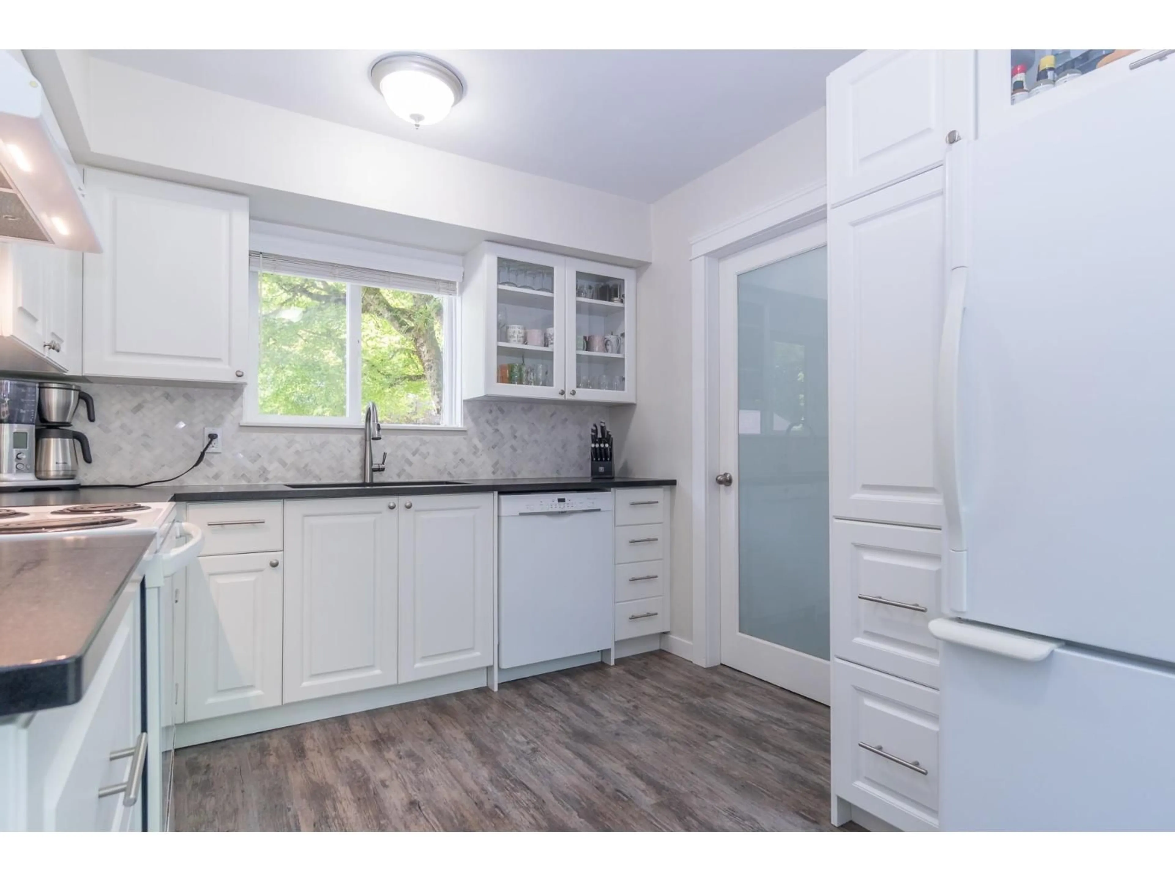 Standard kitchen, unknown for 6229 GREENSIDE EAST, Surrey British Columbia V3S5M8