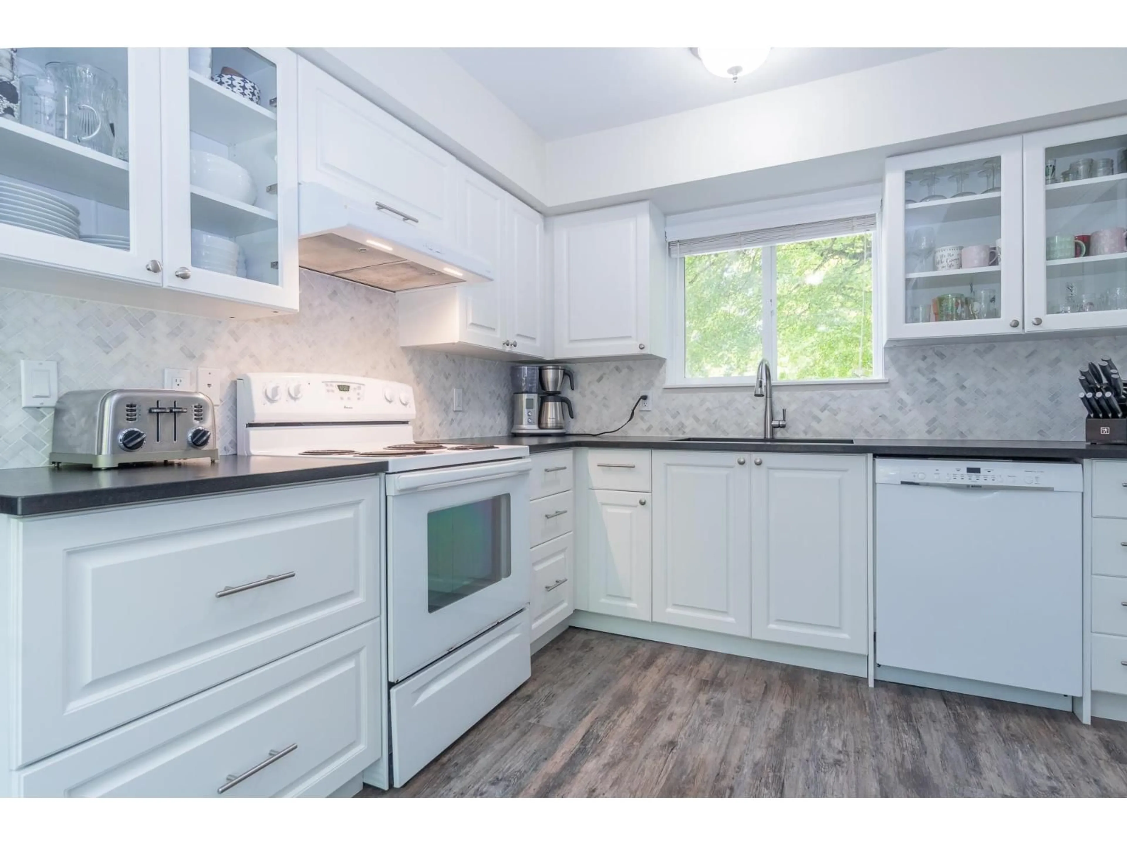 Standard kitchen, wood/laminate floor for 6229 GREENSIDE EAST, Surrey British Columbia V3S5M8