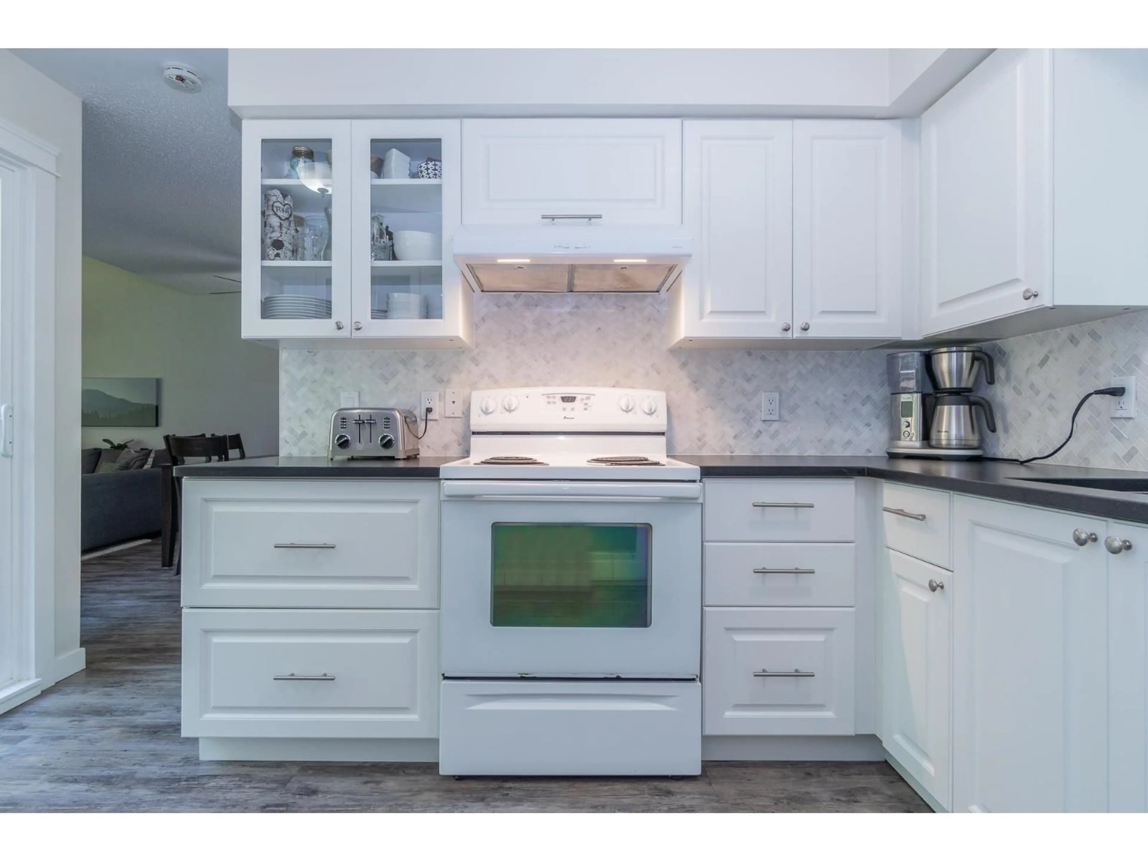 Standard kitchen, unknown for 6229 GREENSIDE EAST, Surrey British Columbia V3S5M8