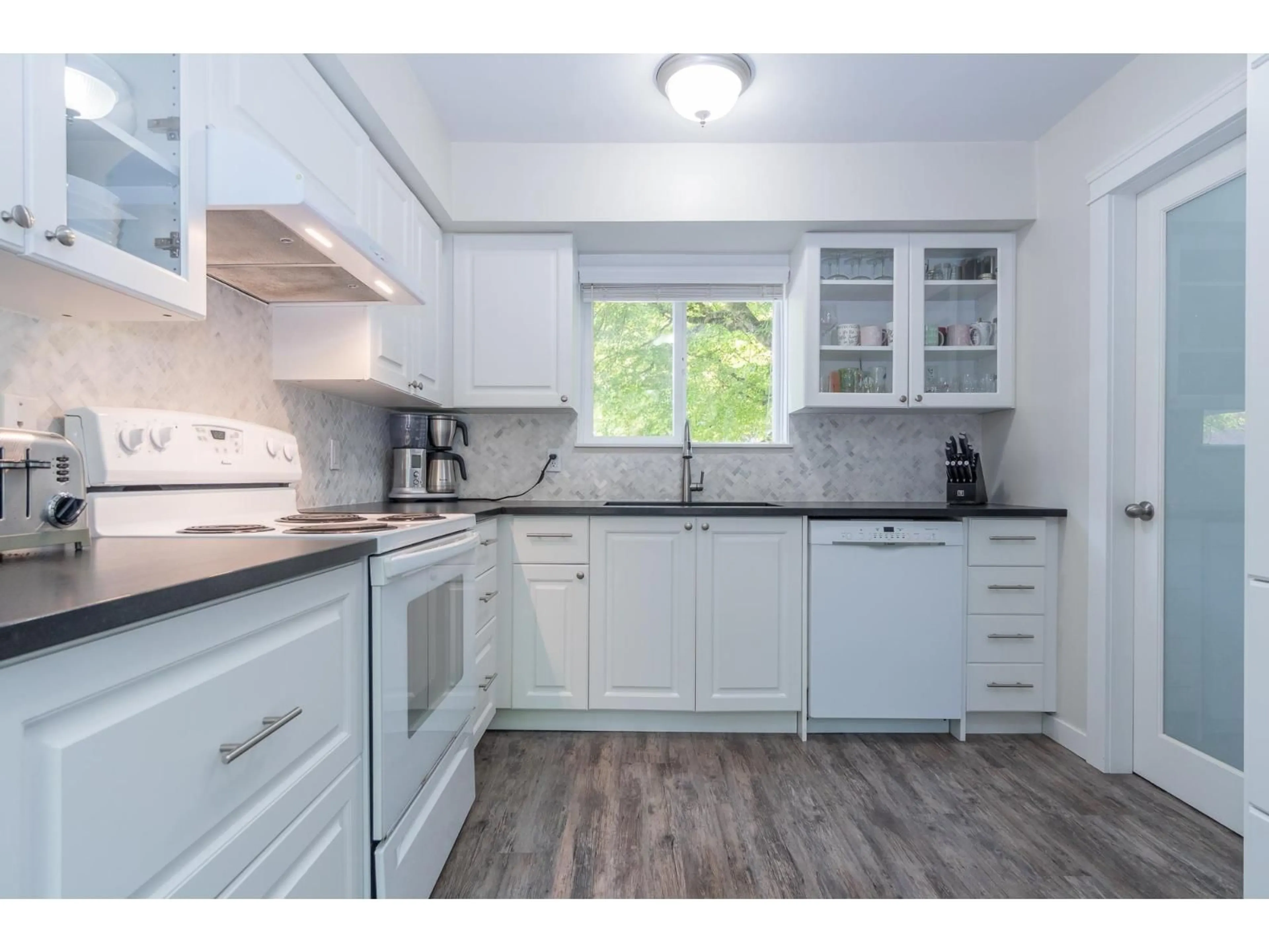 Standard kitchen, wood/laminate floor for 6229 GREENSIDE EAST, Surrey British Columbia V3S5M8