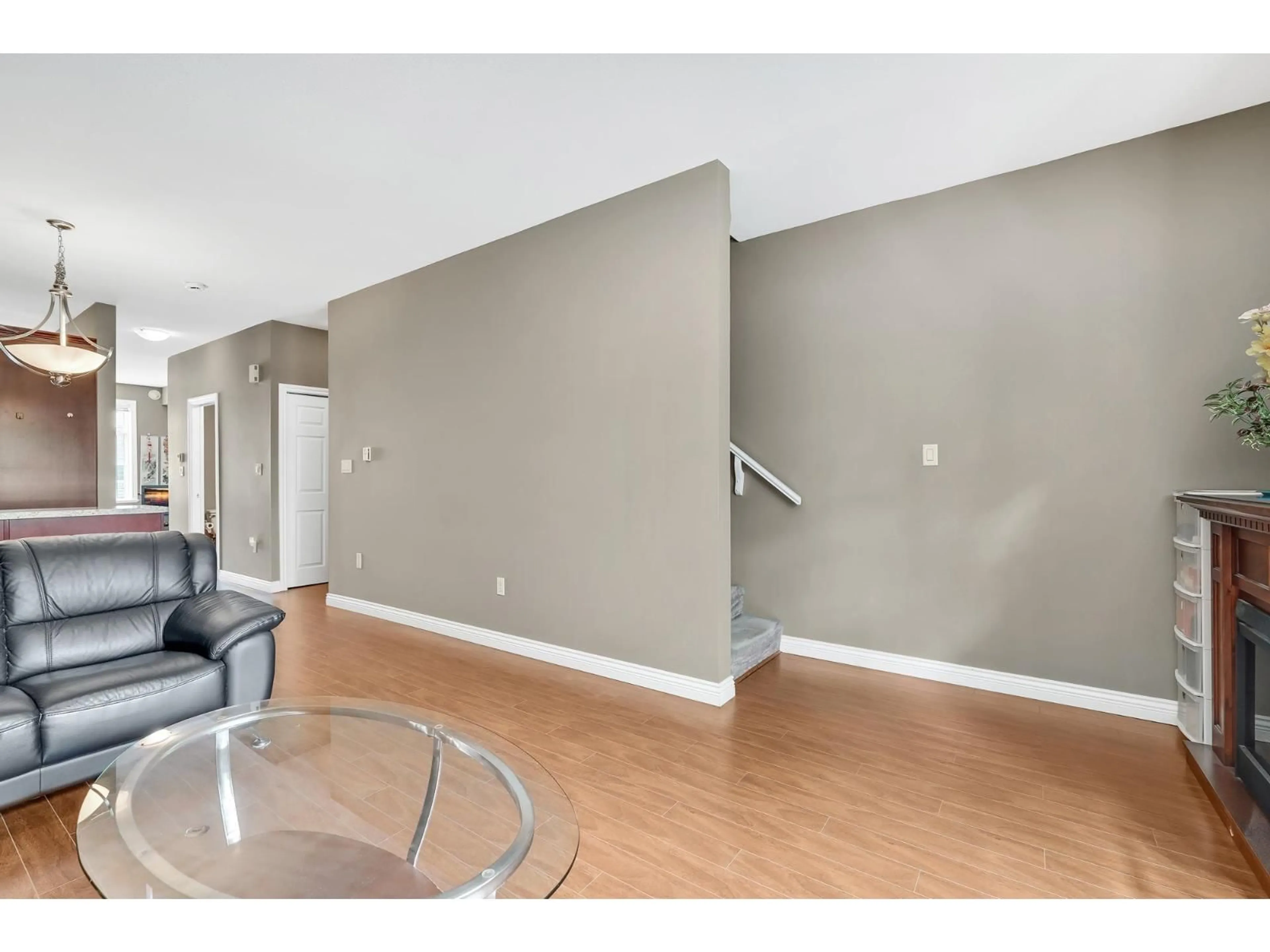 A pic of a room for 3 - 9277 121, Surrey British Columbia V3V0B6