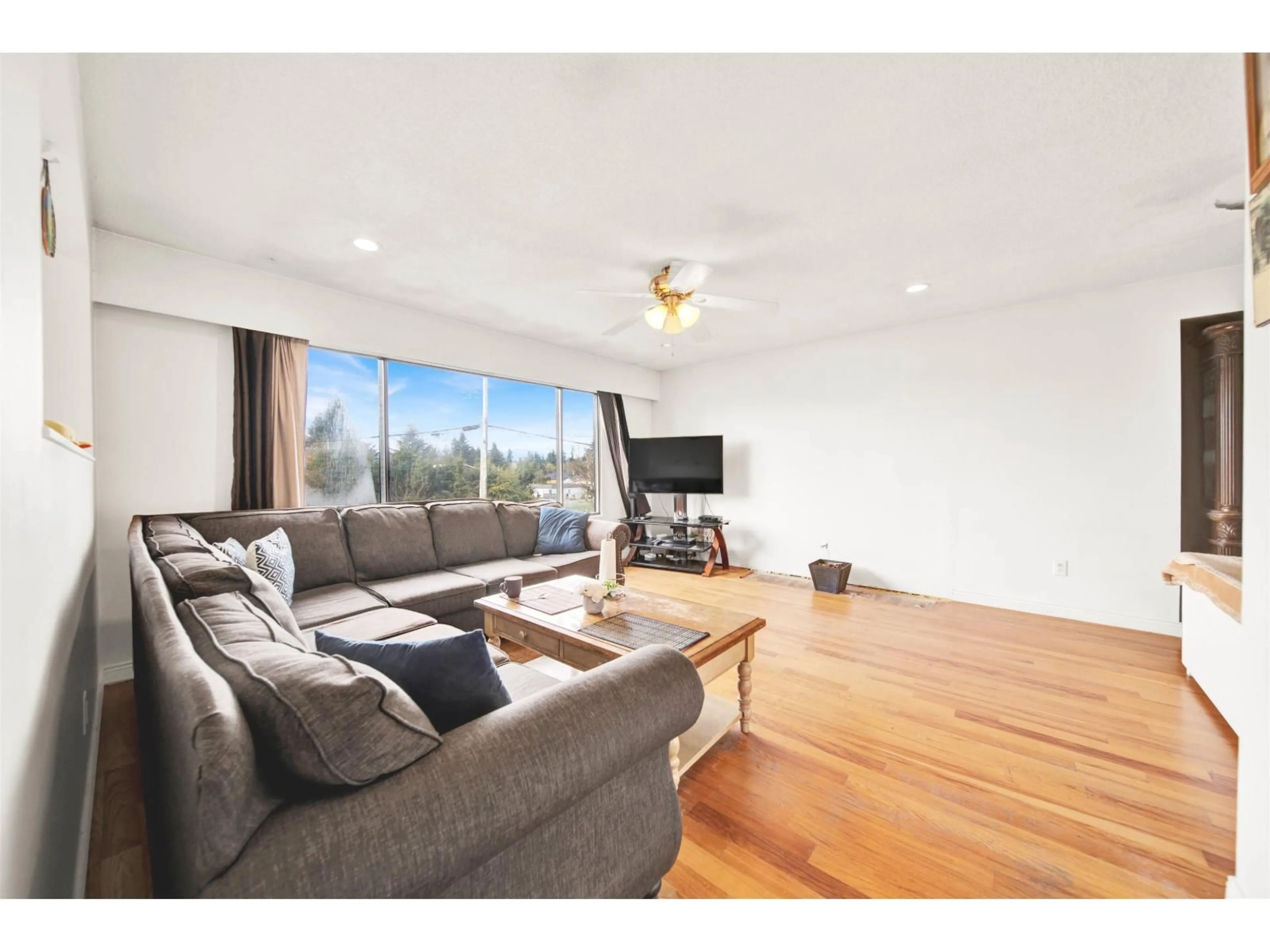 Living room with furniture, wood/laminate floor for 12234 99A, Surrey British Columbia V3V2R2
