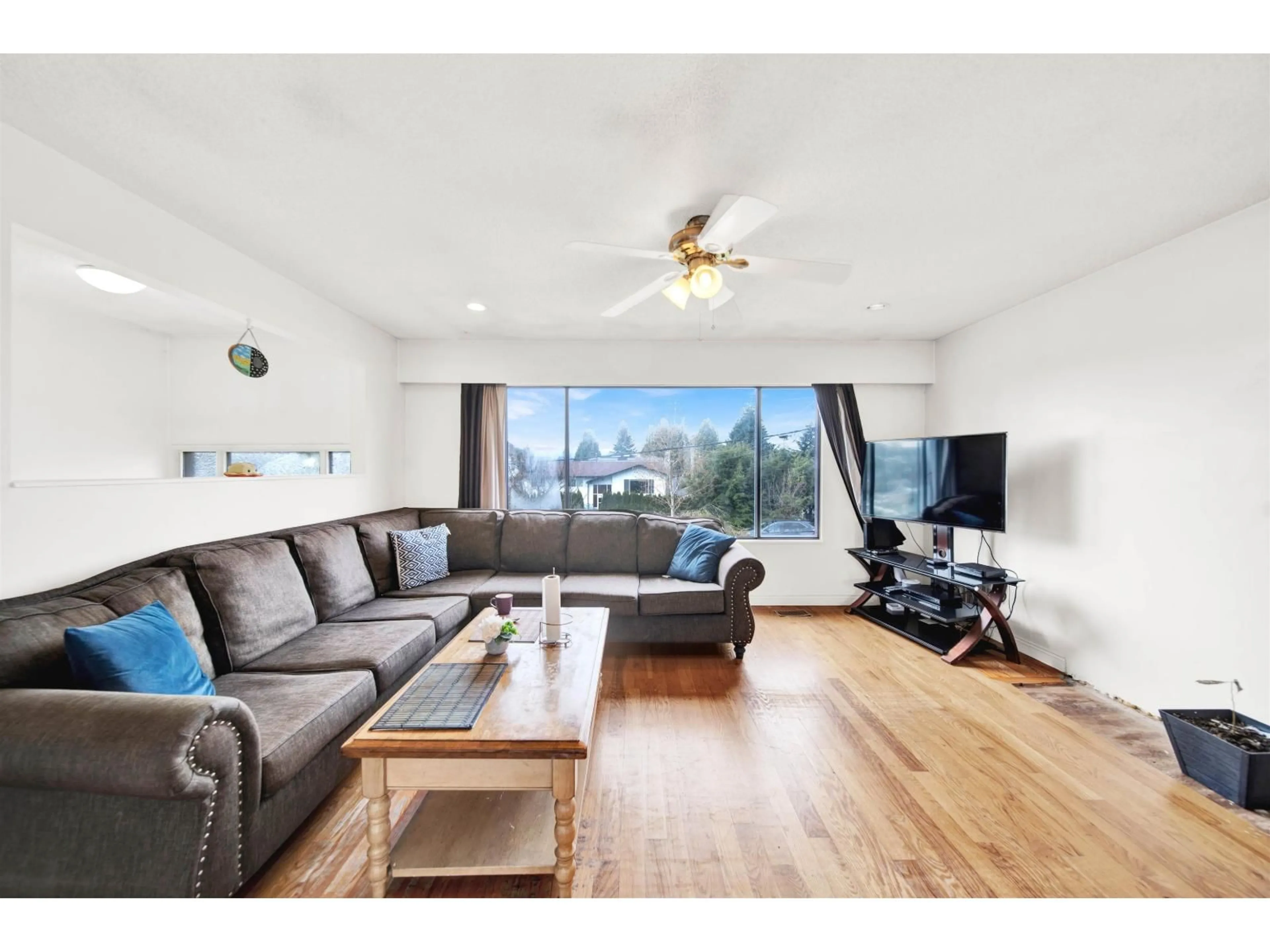 Living room with furniture, wood/laminate floor for 12234 99A, Surrey British Columbia V3V2R2