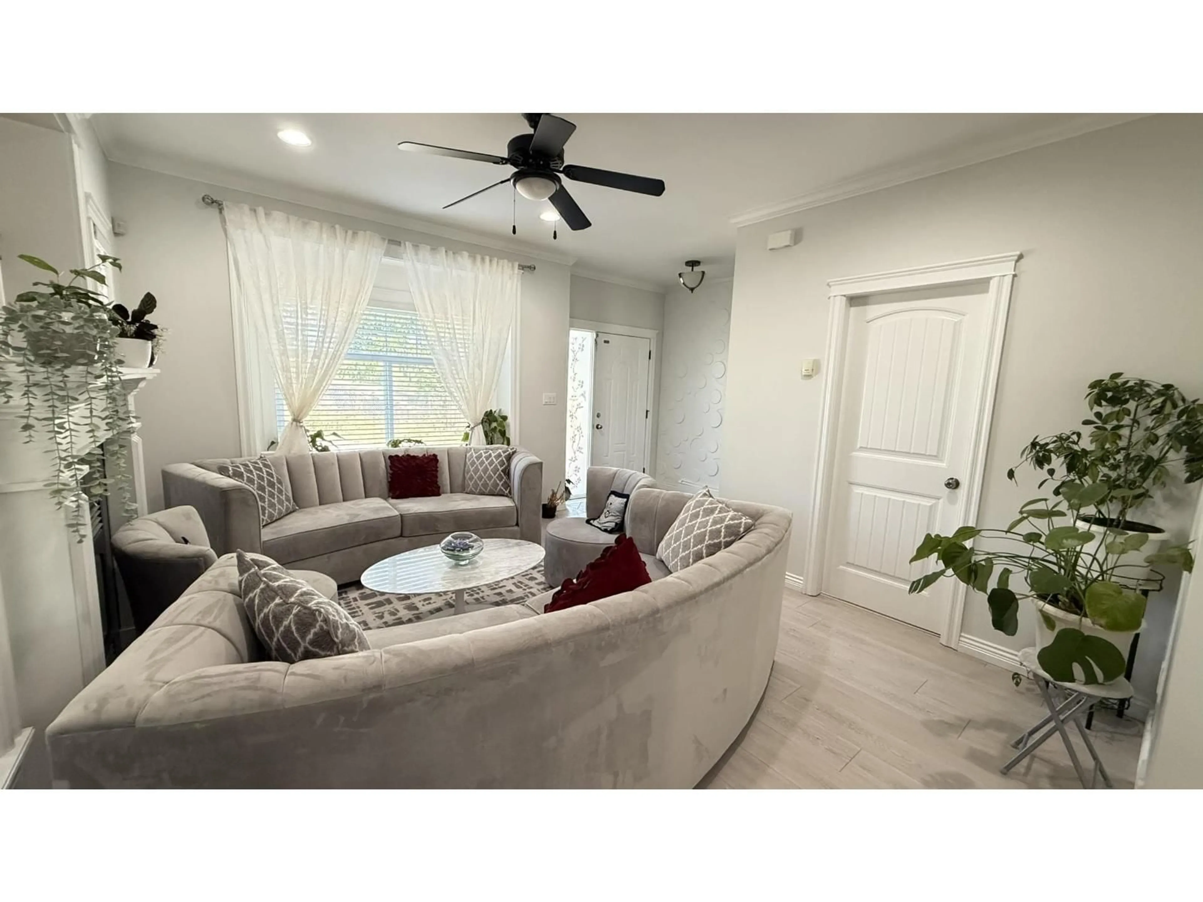 Living room with furniture, unknown for 6881 144A, Surrey British Columbia V3S2X8