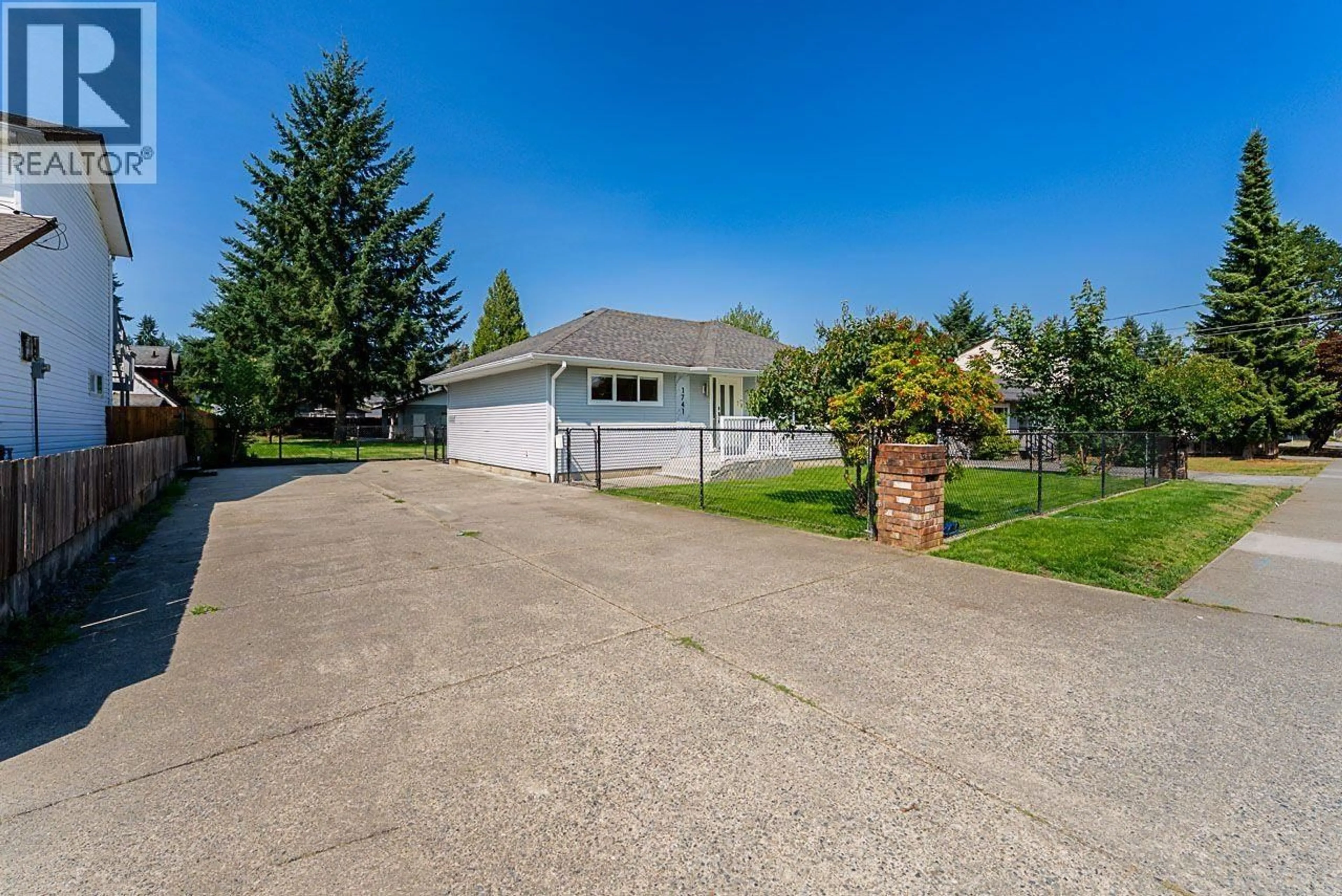 A pic from outside/outdoor area/front of a property/back of a property/a pic from drone, street for 1741 SALISBURY AVENUE, Port Coquitlam British Columbia V3B1X6