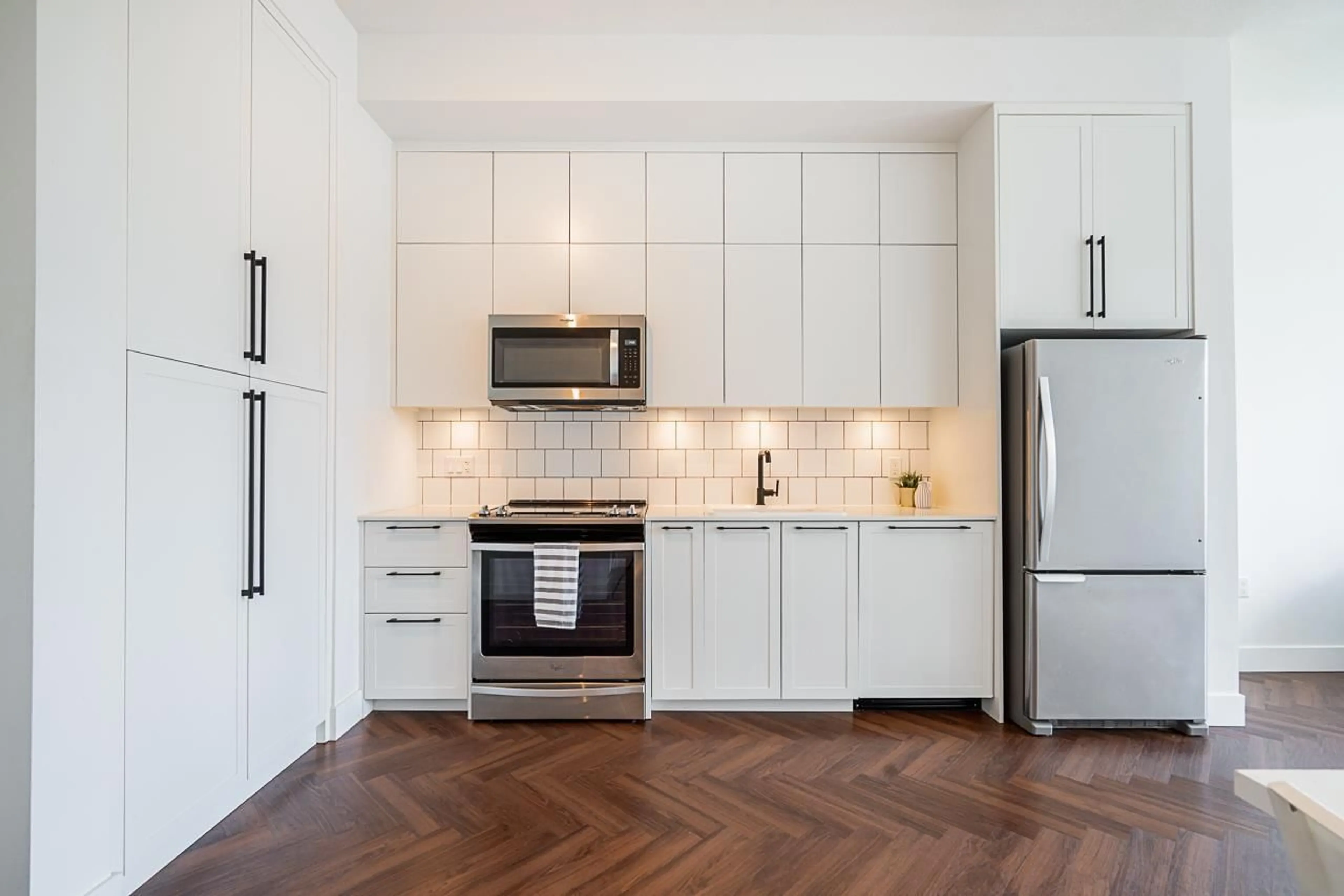 Open concept kitchen, unknown for 405 - 10168 149, Surrey British Columbia V3R0E9