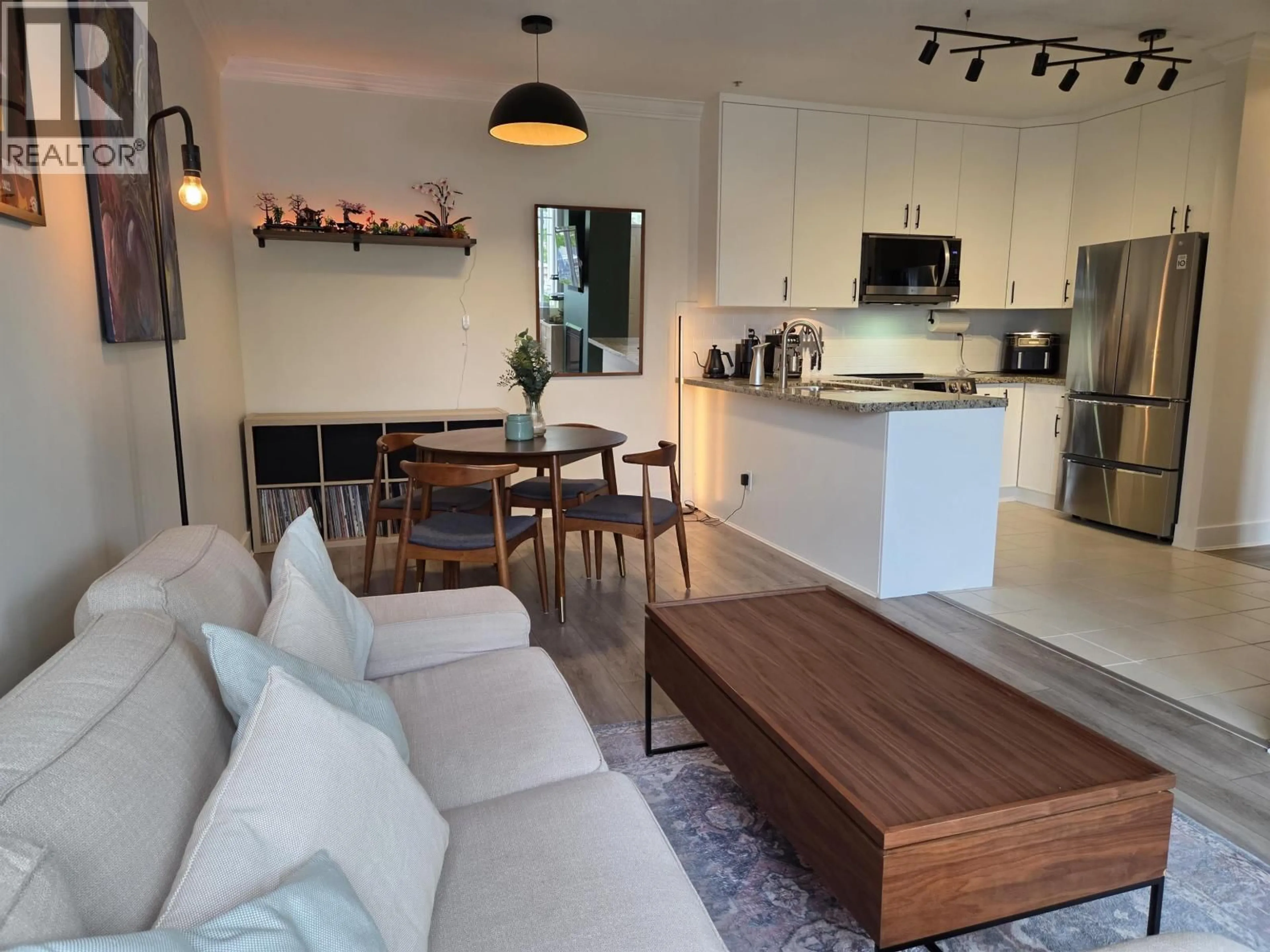 Living room with furniture, wood/laminate floor for 5 - 4025 NORFOLK STREET, Burnaby British Columbia V5G0A5