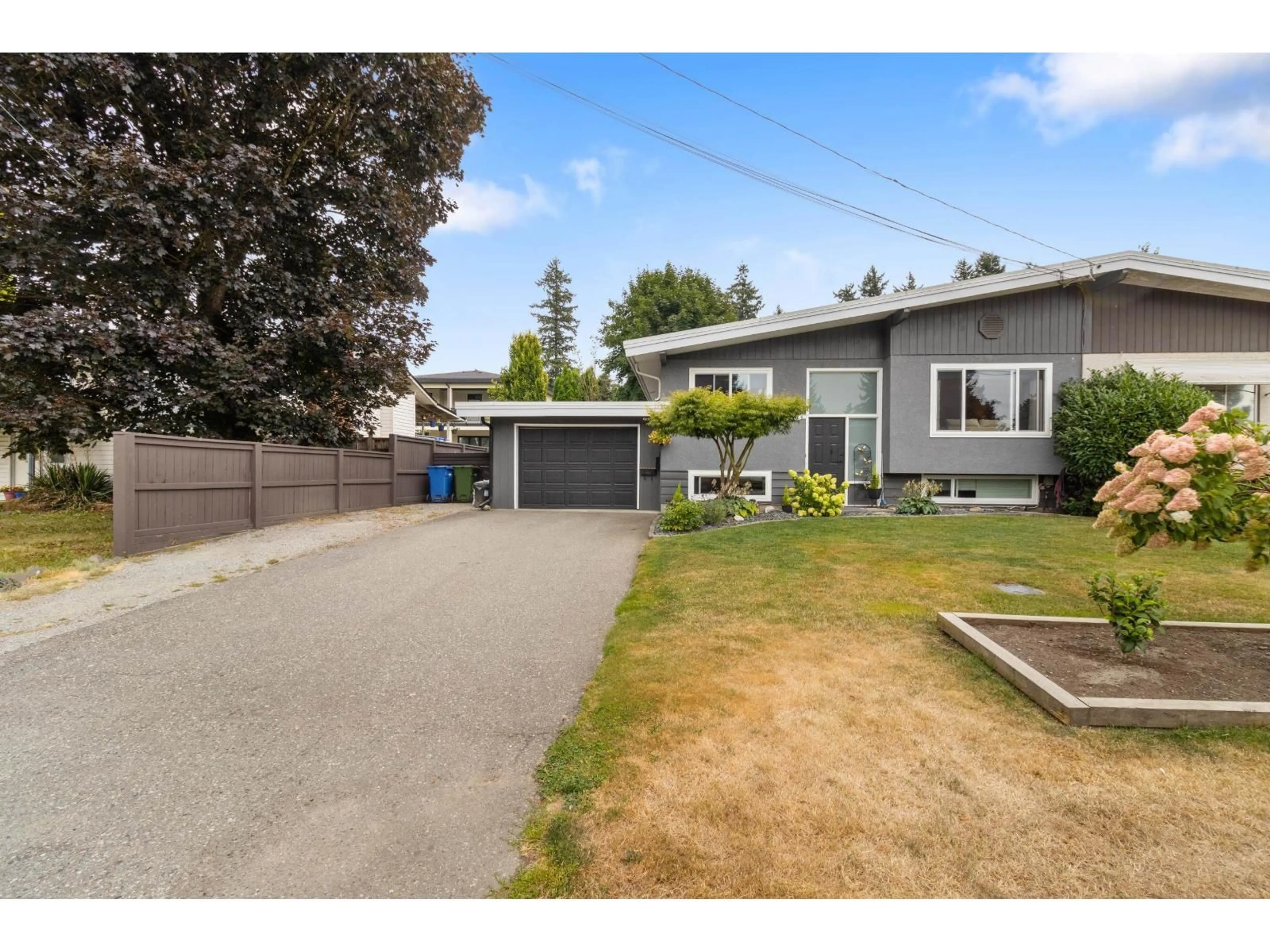 A pic from outside/outdoor area/front of a property/back of a property/a pic from drone, street for 2174 LYNDEN, Abbotsford British Columbia V2T3B5