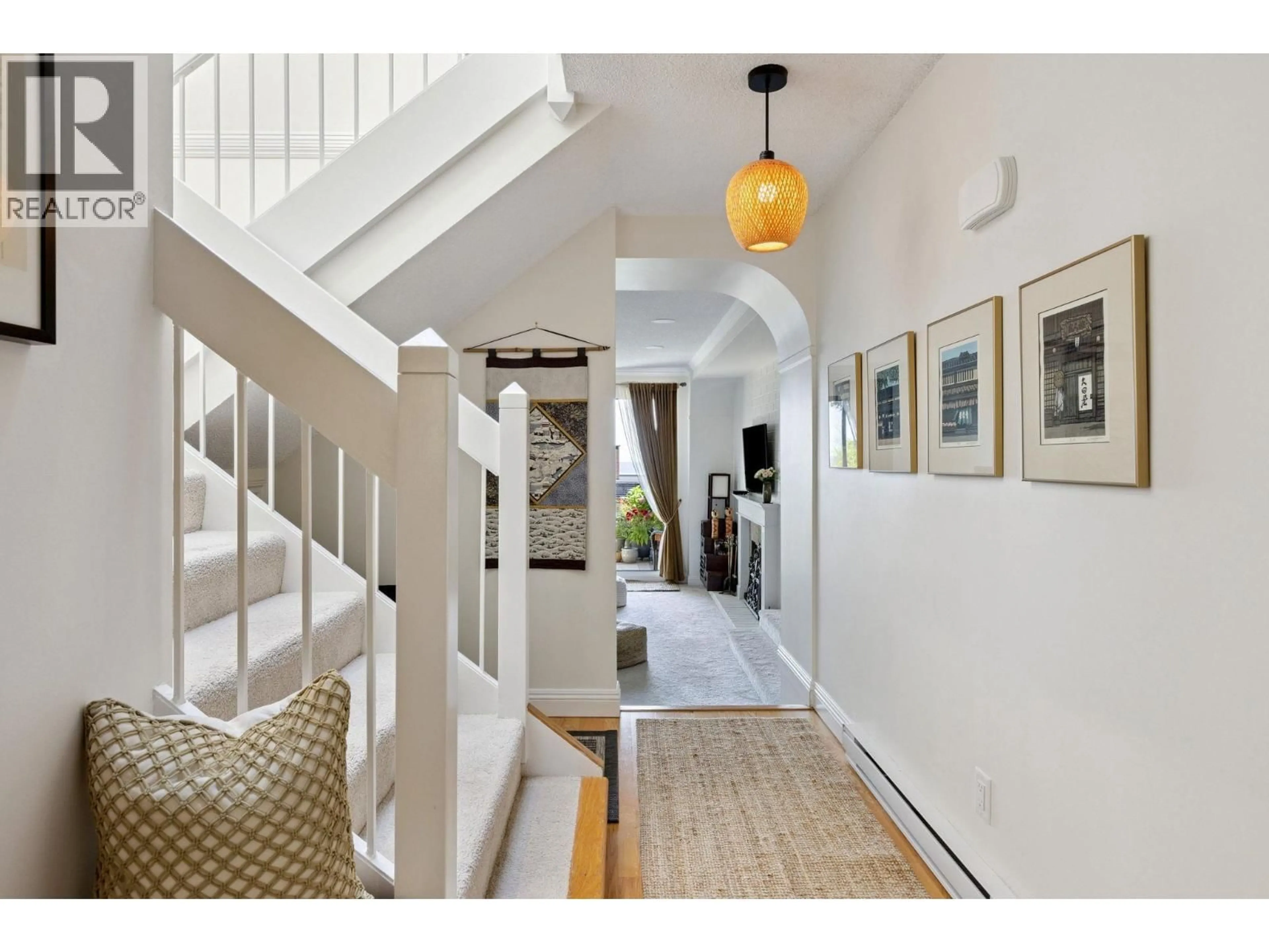 Indoor entryway for 24 - 2214 FOLKESTONE WAY, West Vancouver British Columbia V7S2X7