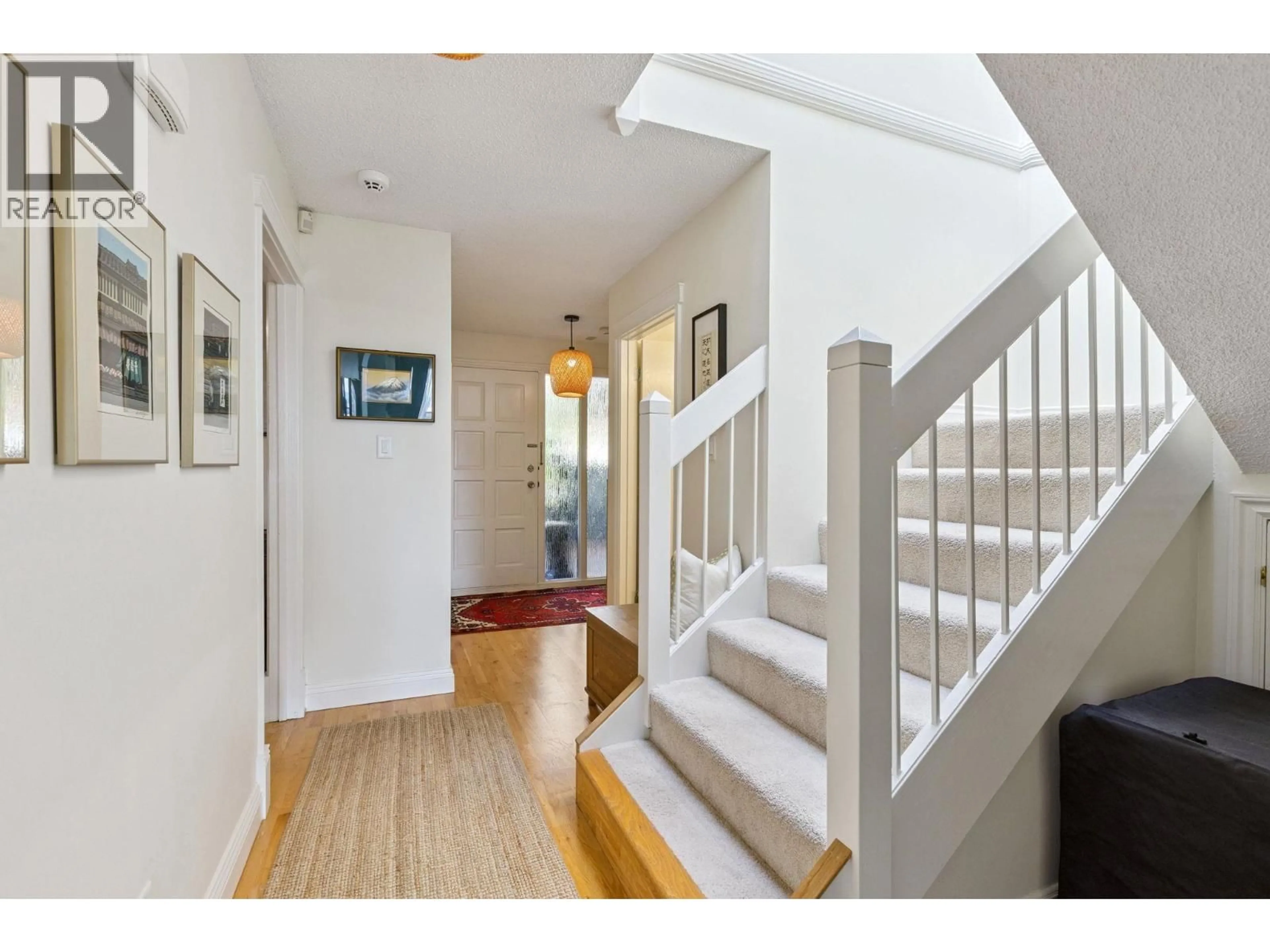 Indoor entryway for 24 - 2214 FOLKESTONE WAY, West Vancouver British Columbia V7S2X7