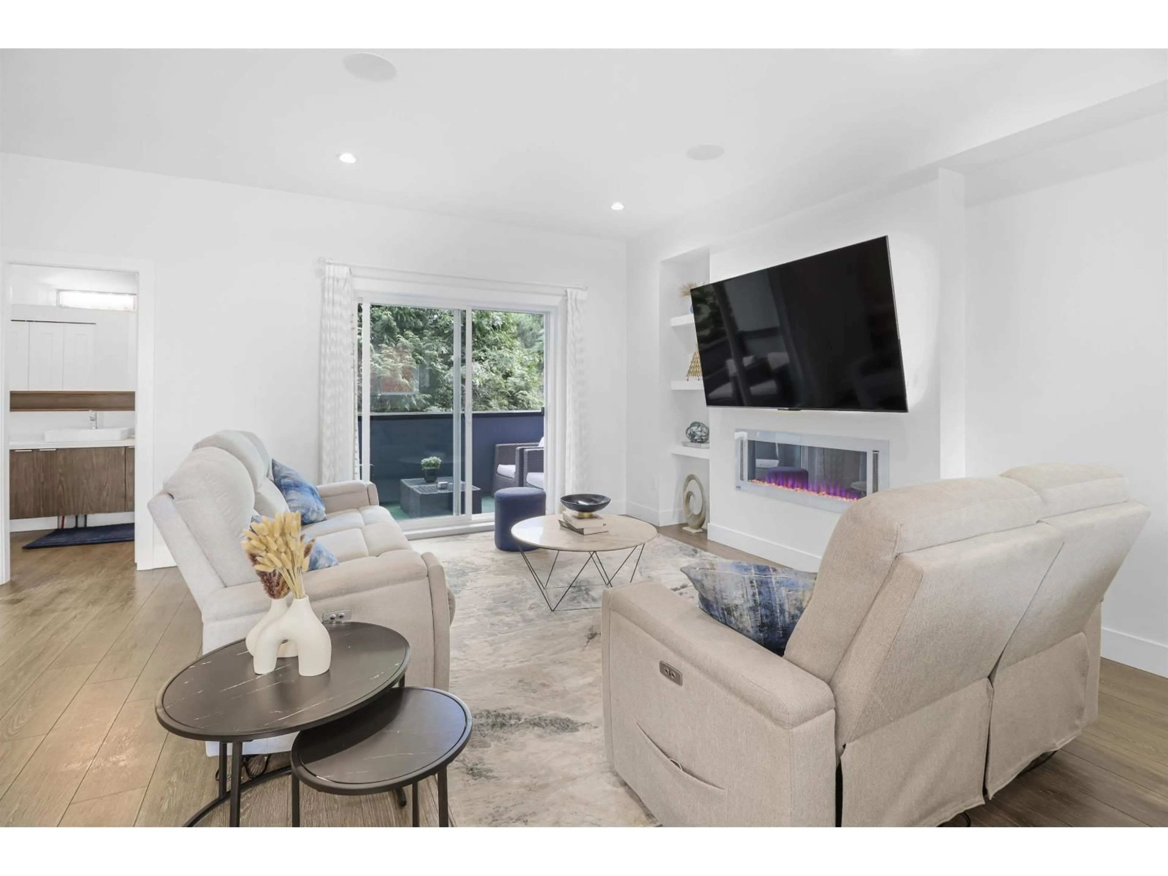 Living room with furniture, ceramic/tile floor for 16 - 1670 160, Surrey British Columbia V4A0C6