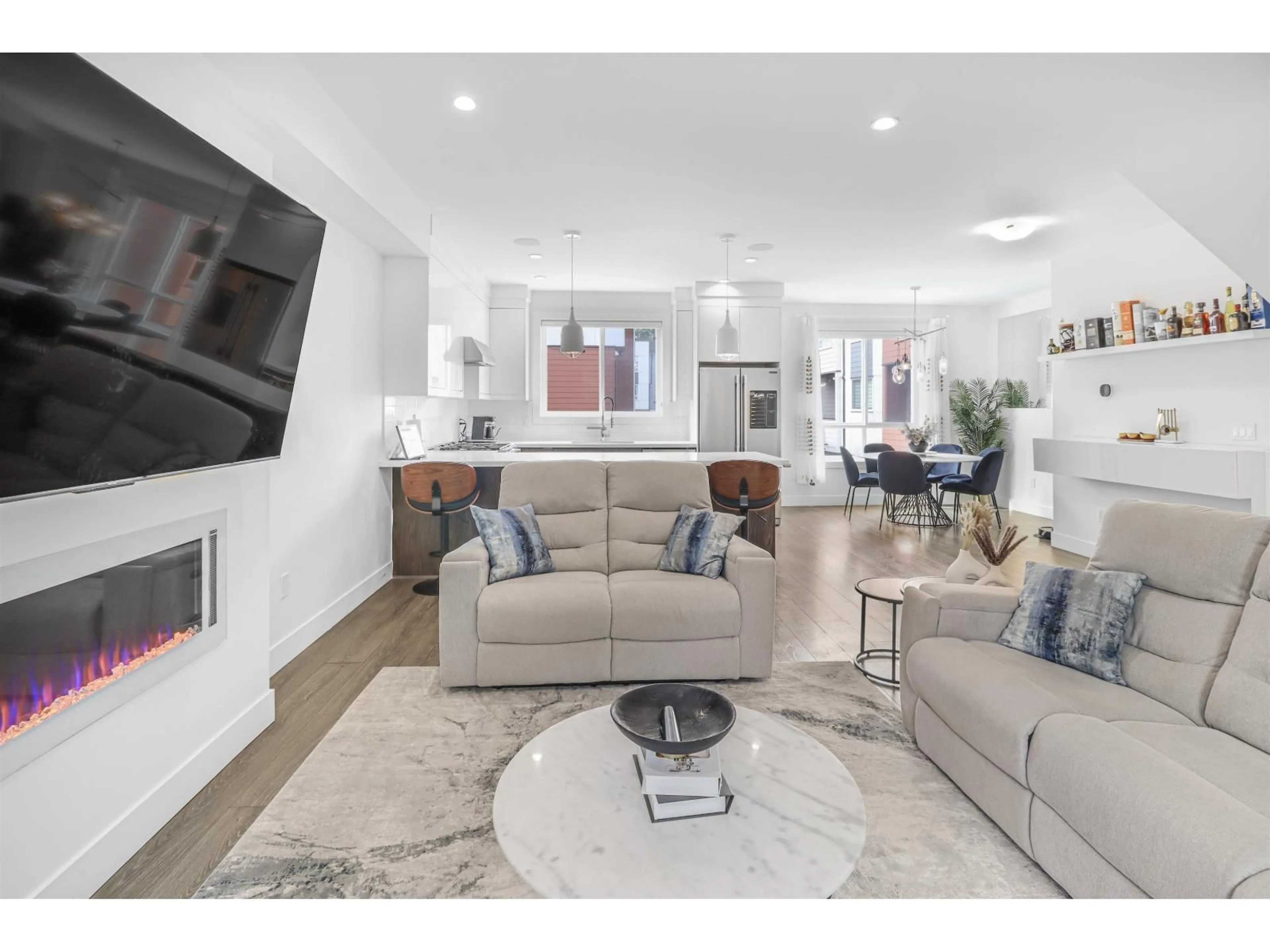 Living room with furniture, unknown for 16 - 1670 160, Surrey British Columbia V4A0C6