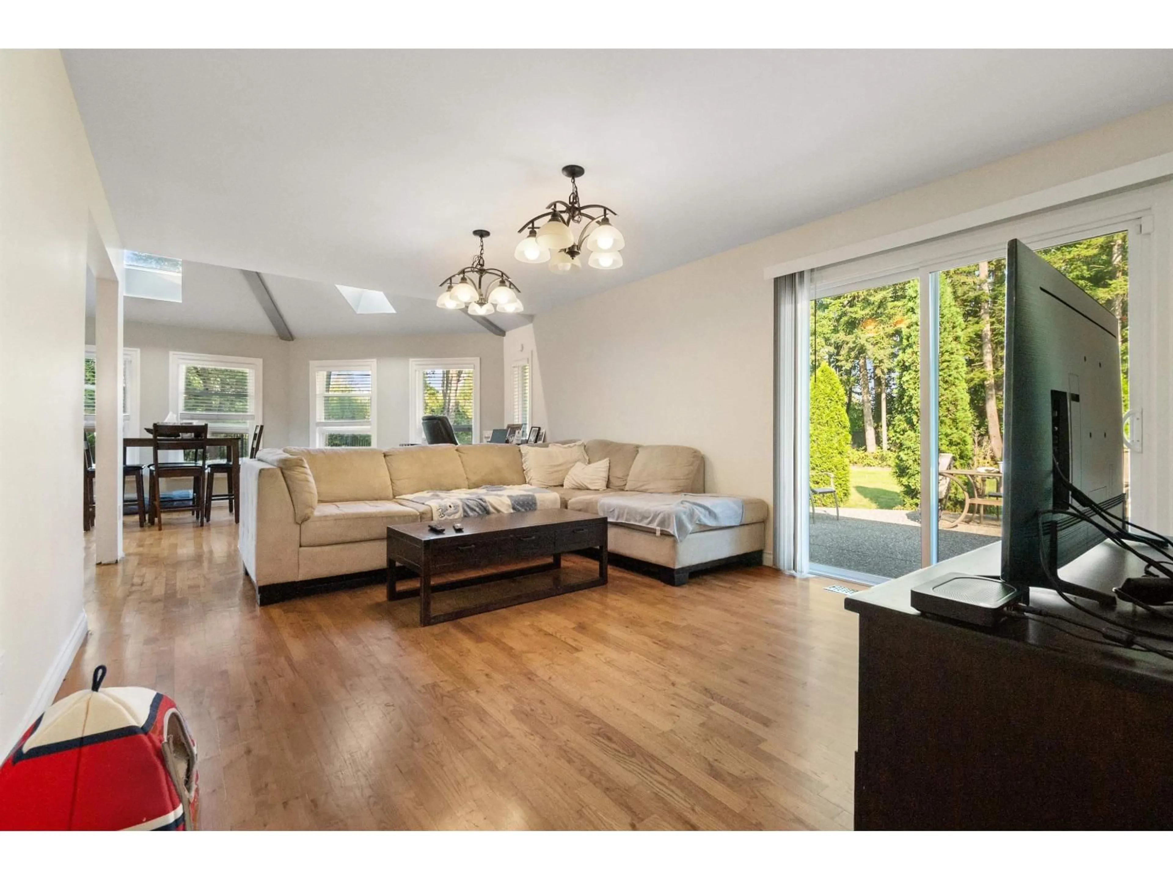 Living room with furniture, wood/laminate floor for 22526 OLD YALE, Langley British Columbia V2Z2V4