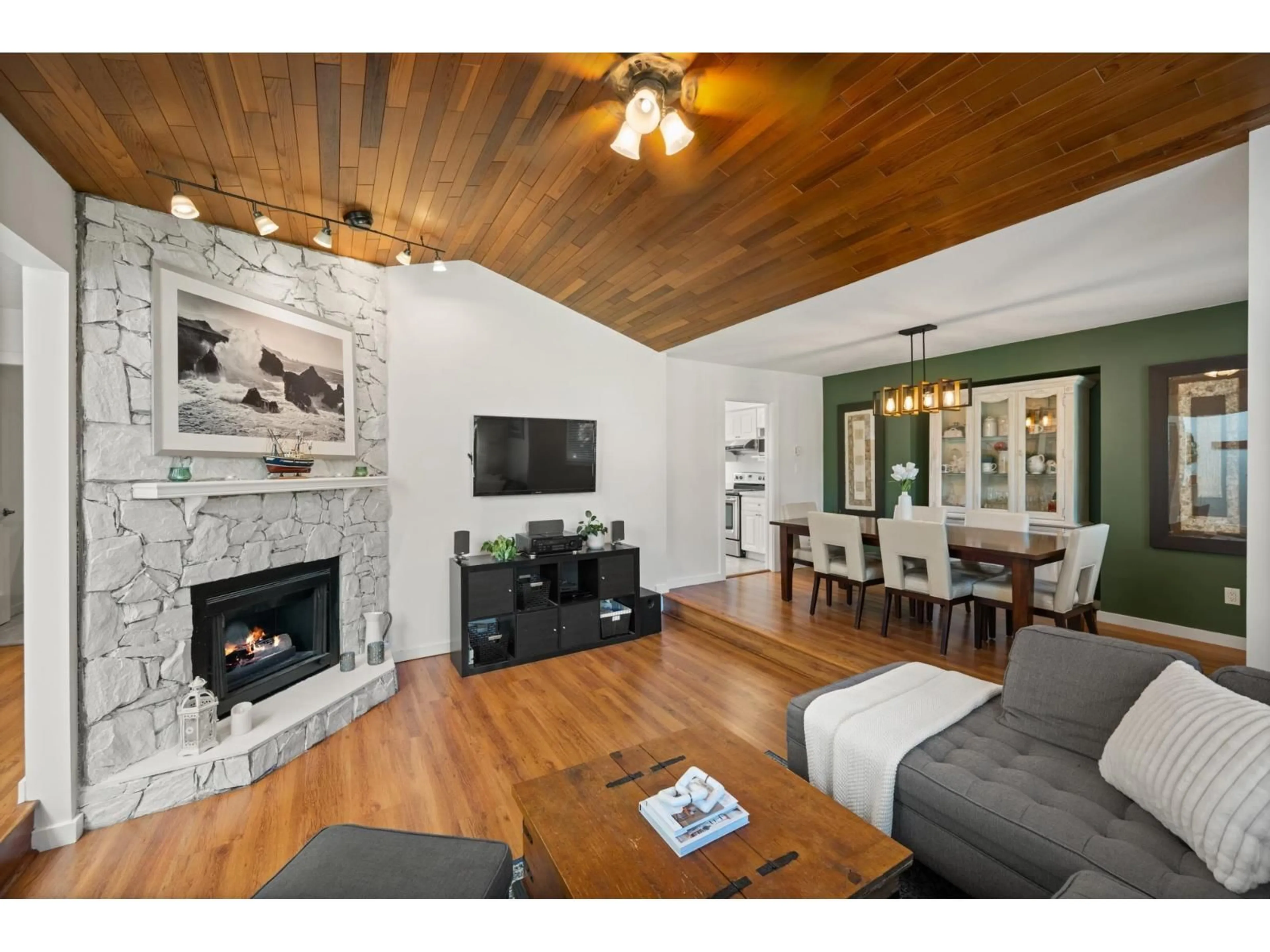 Living room with furniture, wood/laminate floor for 21219 89B, Langley British Columbia V1M1Z4