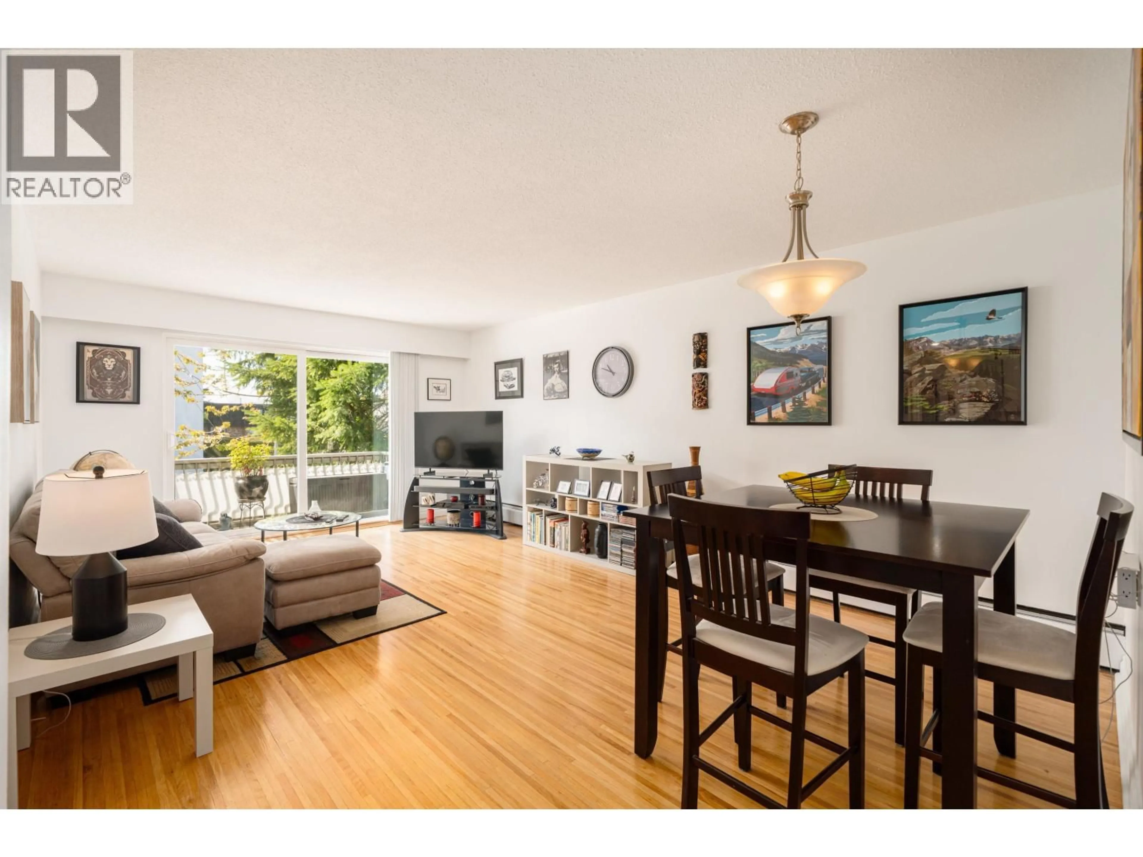 Living room with furniture, wood/laminate floor for 113 - 135 21ST STREET, North Vancouver British Columbia V7M1Z2