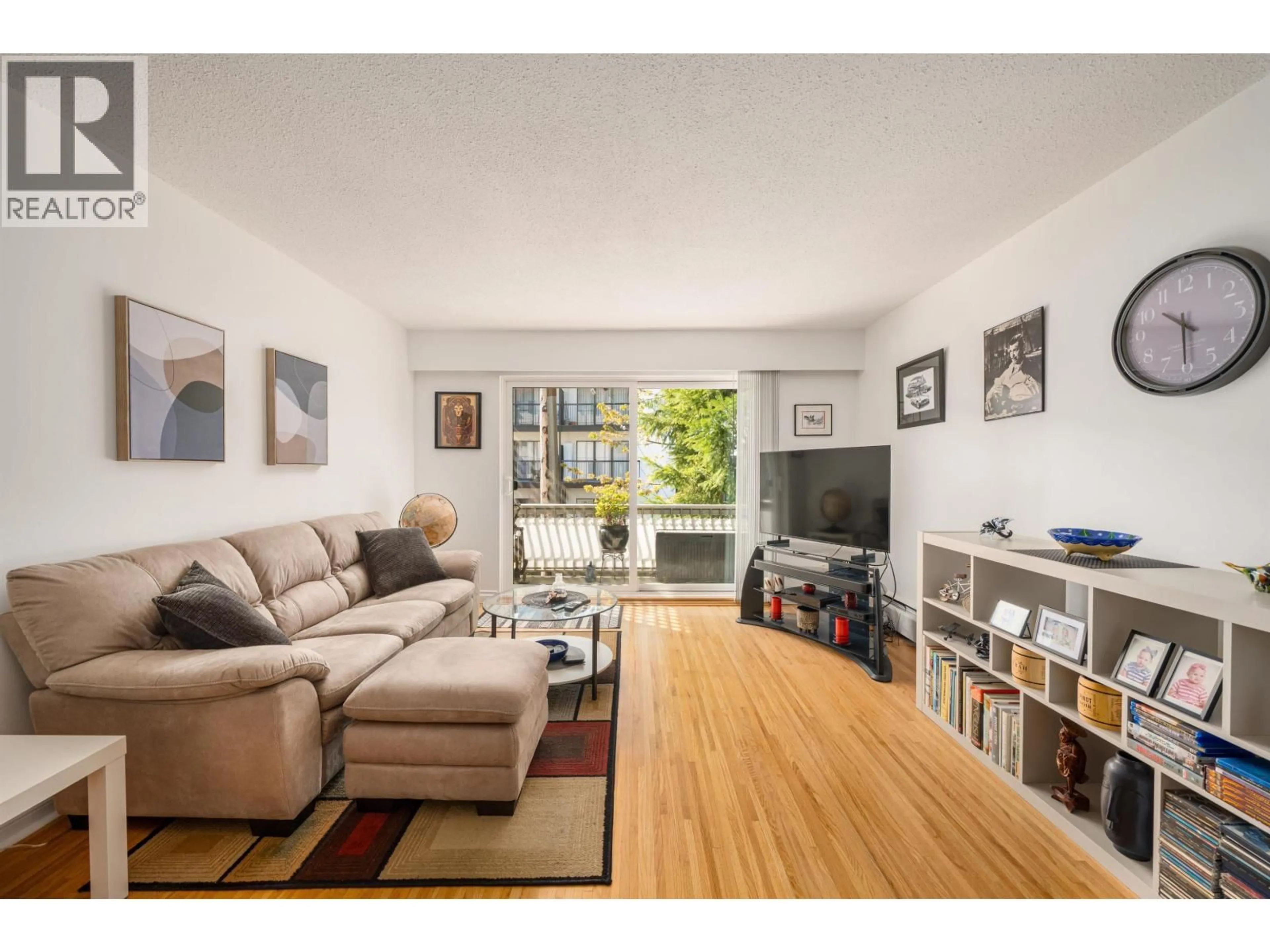 Living room with furniture, wood/laminate floor for 113 - 135 21ST STREET, North Vancouver British Columbia V7M1Z2