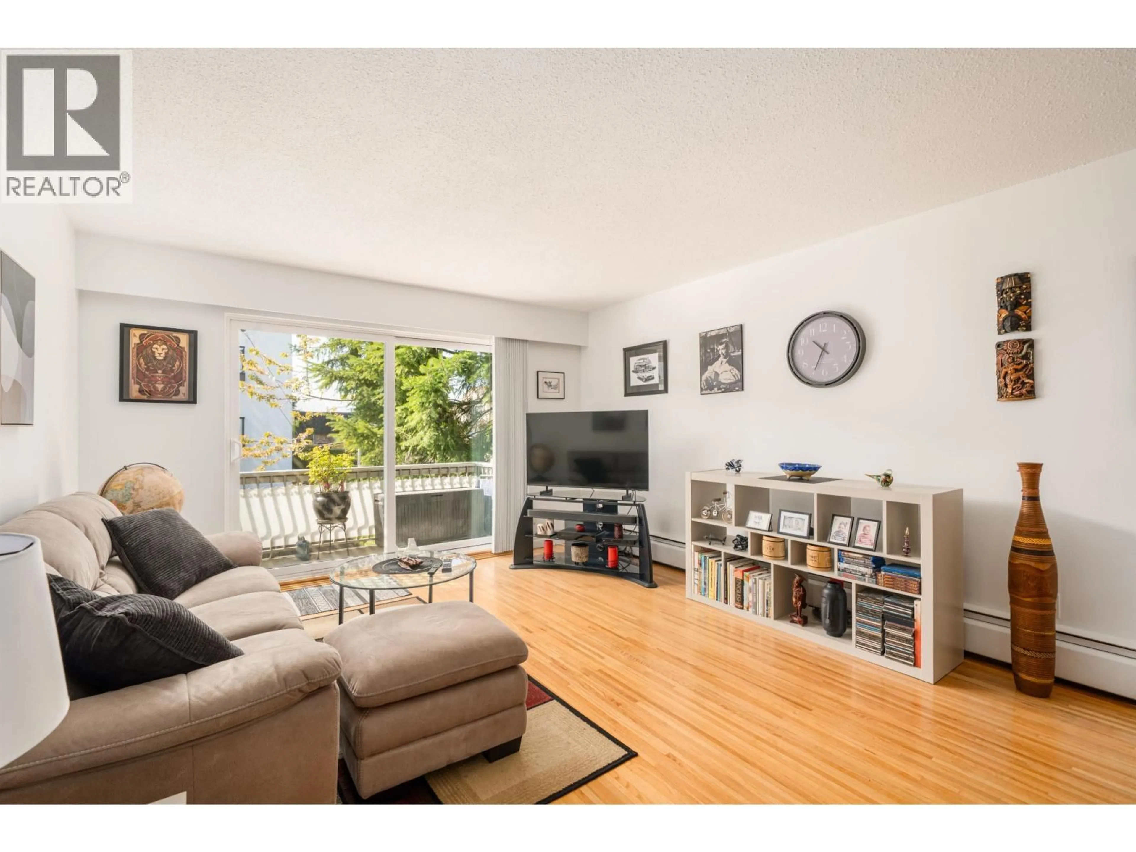 Living room with furniture, wood/laminate floor for 113 - 135 21ST STREET, North Vancouver British Columbia V7M1Z2
