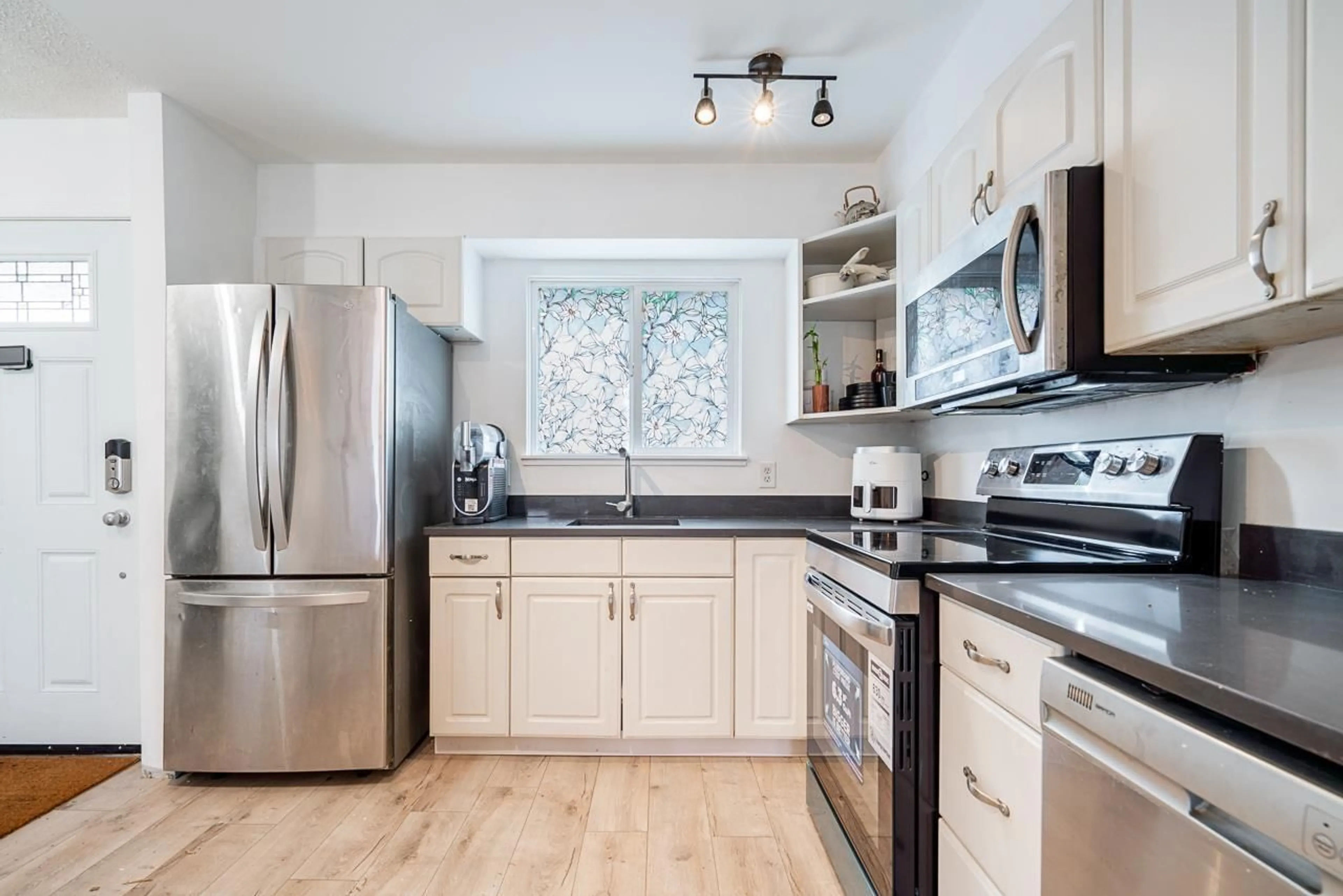 Standard kitchen, unknown for 6043 GREENSIDE WEST, Surrey British Columbia V3S5M8
