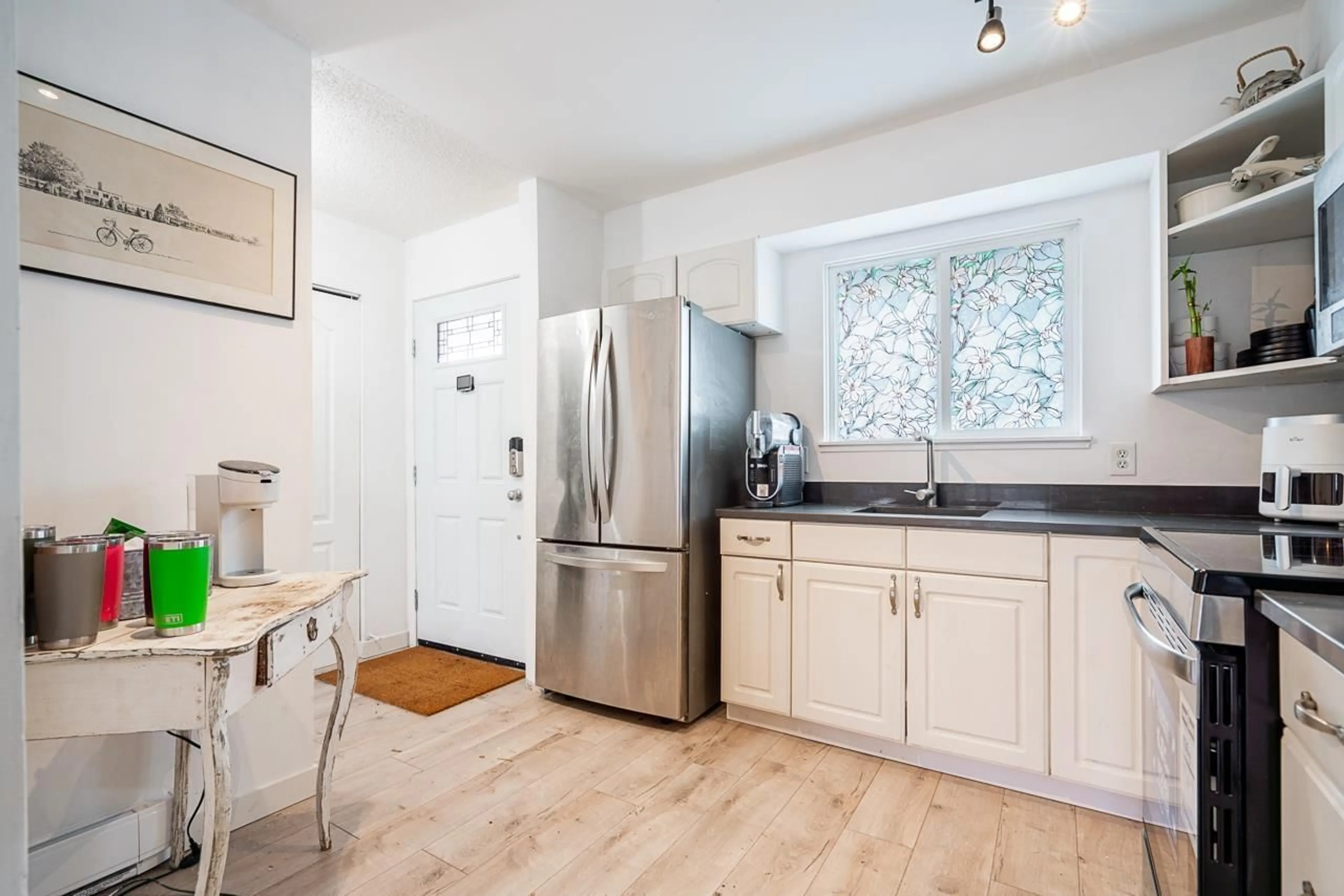 Standard kitchen, unknown for 6043 GREENSIDE WEST, Surrey British Columbia V3S5M8