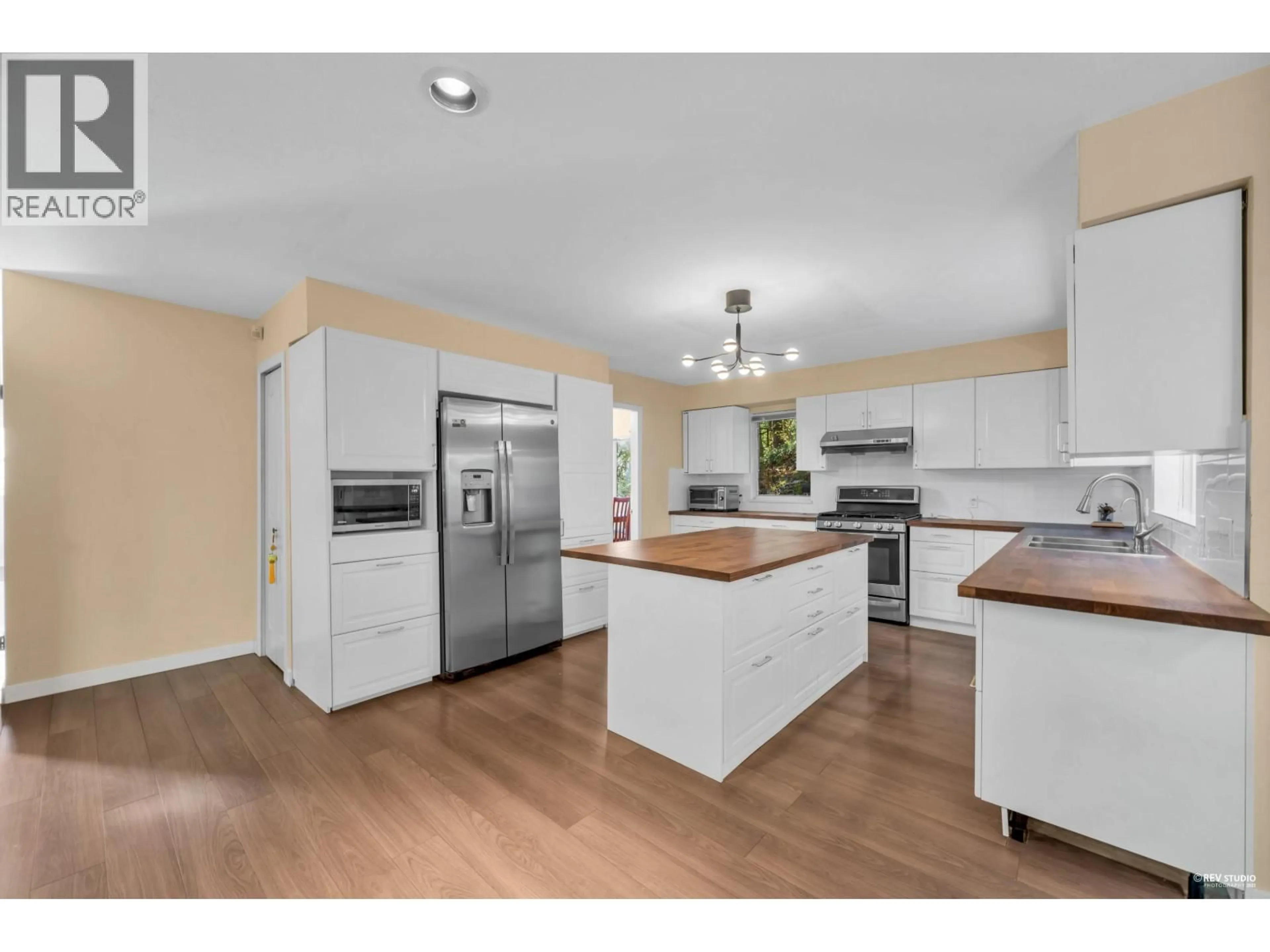 Open concept kitchen, wood/laminate floor for 2233 MONASHEE COURT, Coquitlam British Columbia V3K6P7