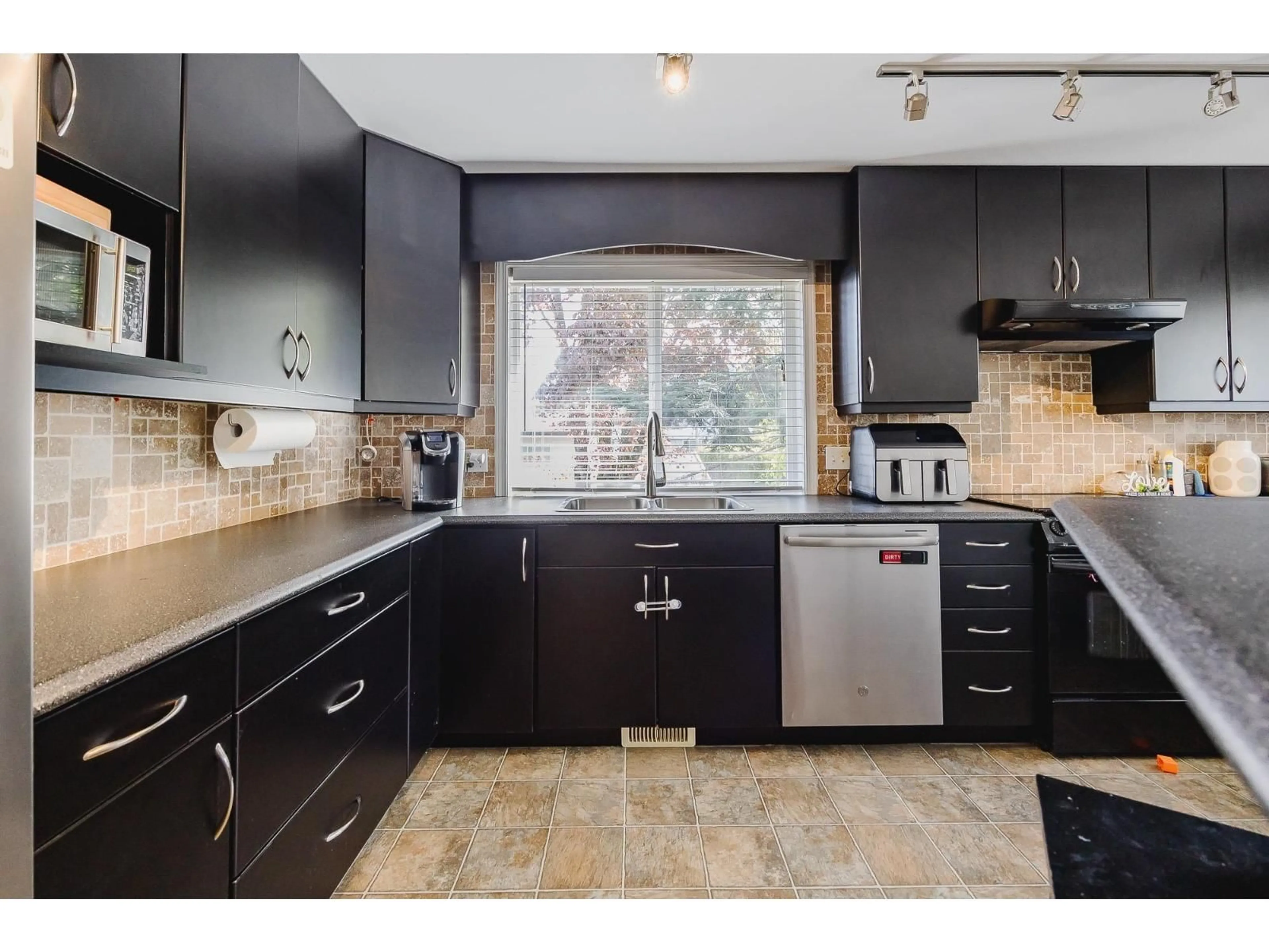 Standard kitchen, ceramic/tile floor for 2 - 45821 THOMAS ROAD, Chilliwack British Columbia V2R1B8