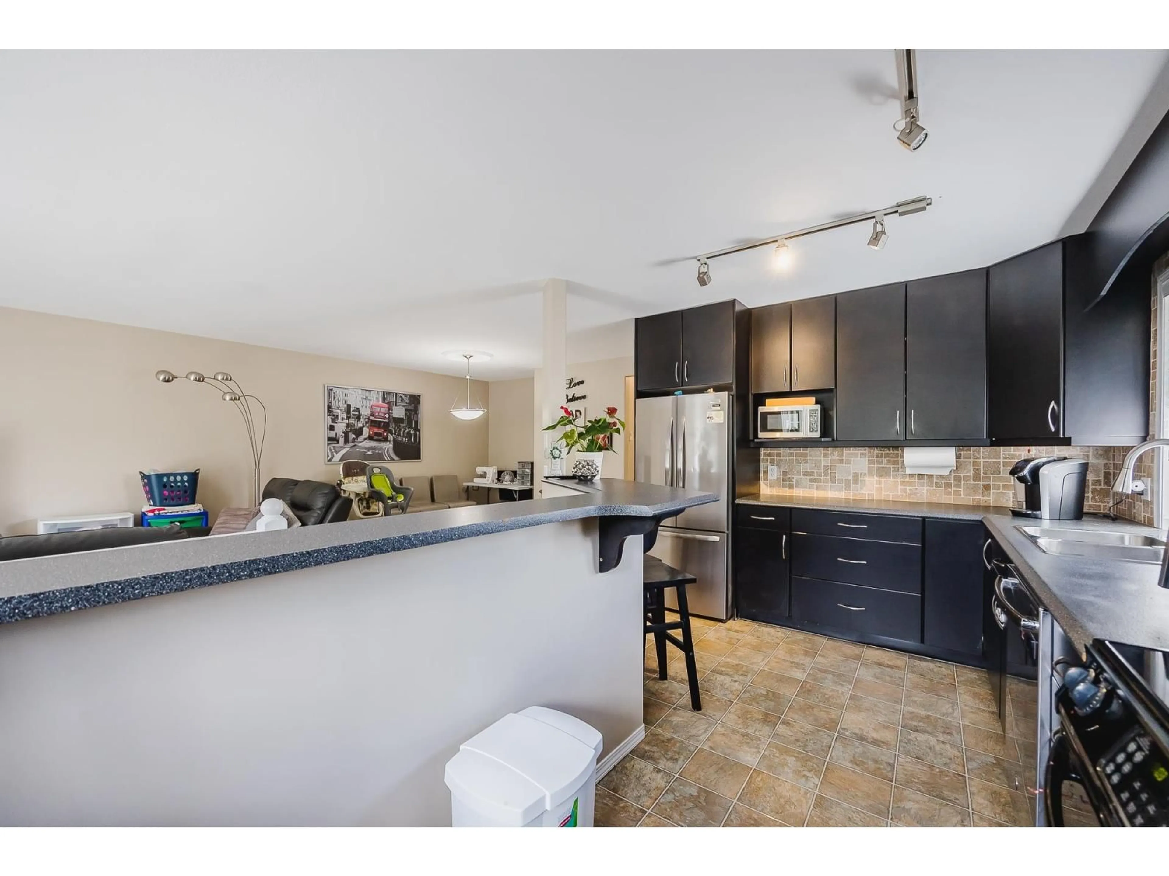 Open concept kitchen, ceramic/tile floor for 2 - 45821 THOMAS ROAD, Chilliwack British Columbia V2R1B8