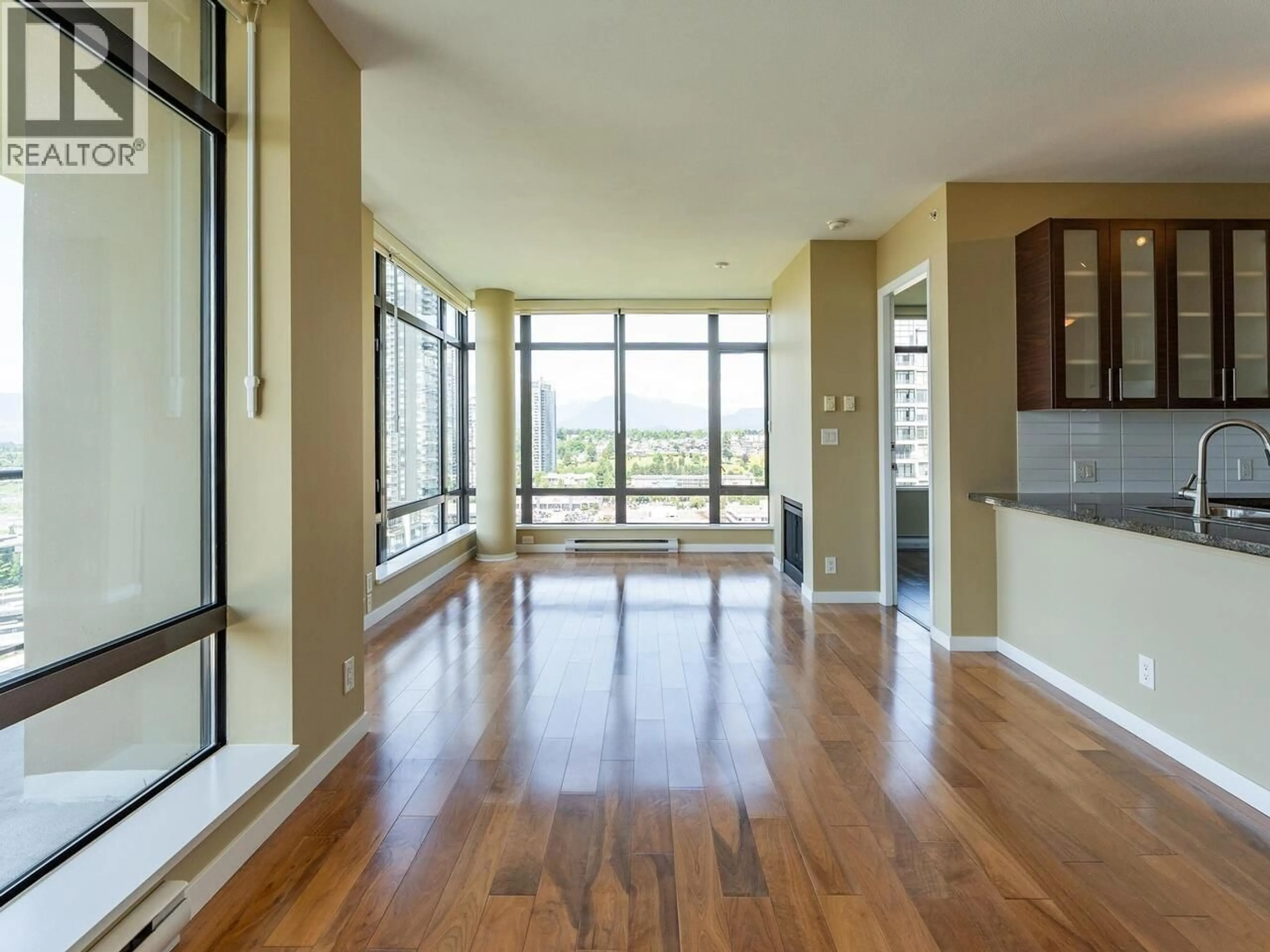 Indoor foyer for 2204 - 2345 MADISON AVENUE, Burnaby British Columbia V5C0B4
