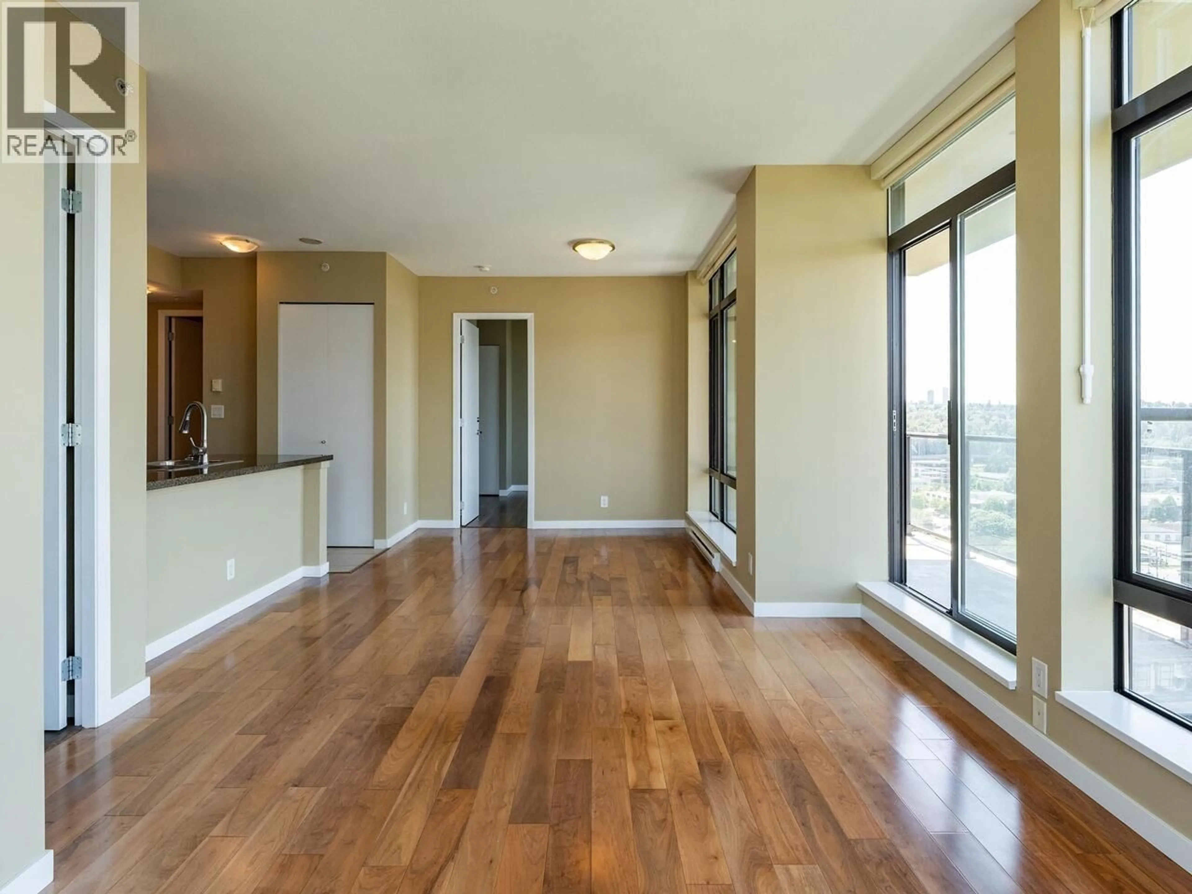Indoor foyer for 2204 - 2345 MADISON AVENUE, Burnaby British Columbia V5C0B4
