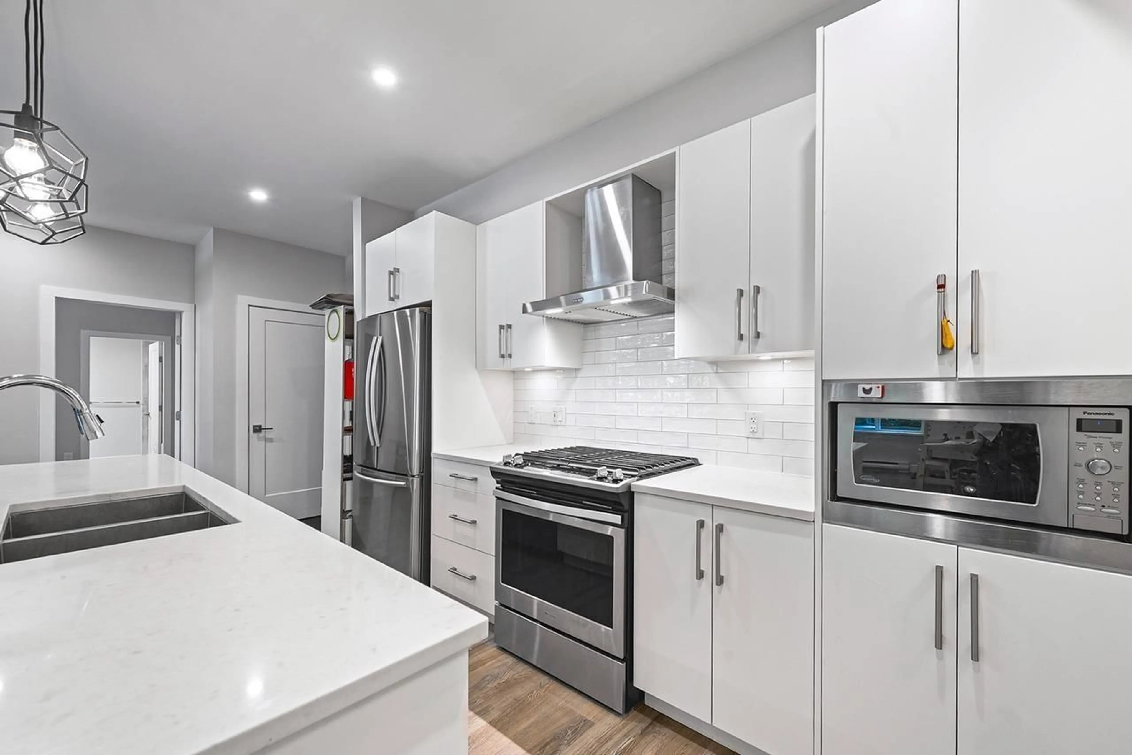 Contemporary kitchen, ceramic/tile floor for 107 - 15436 31, Surrey British Columbia V3Z1H3