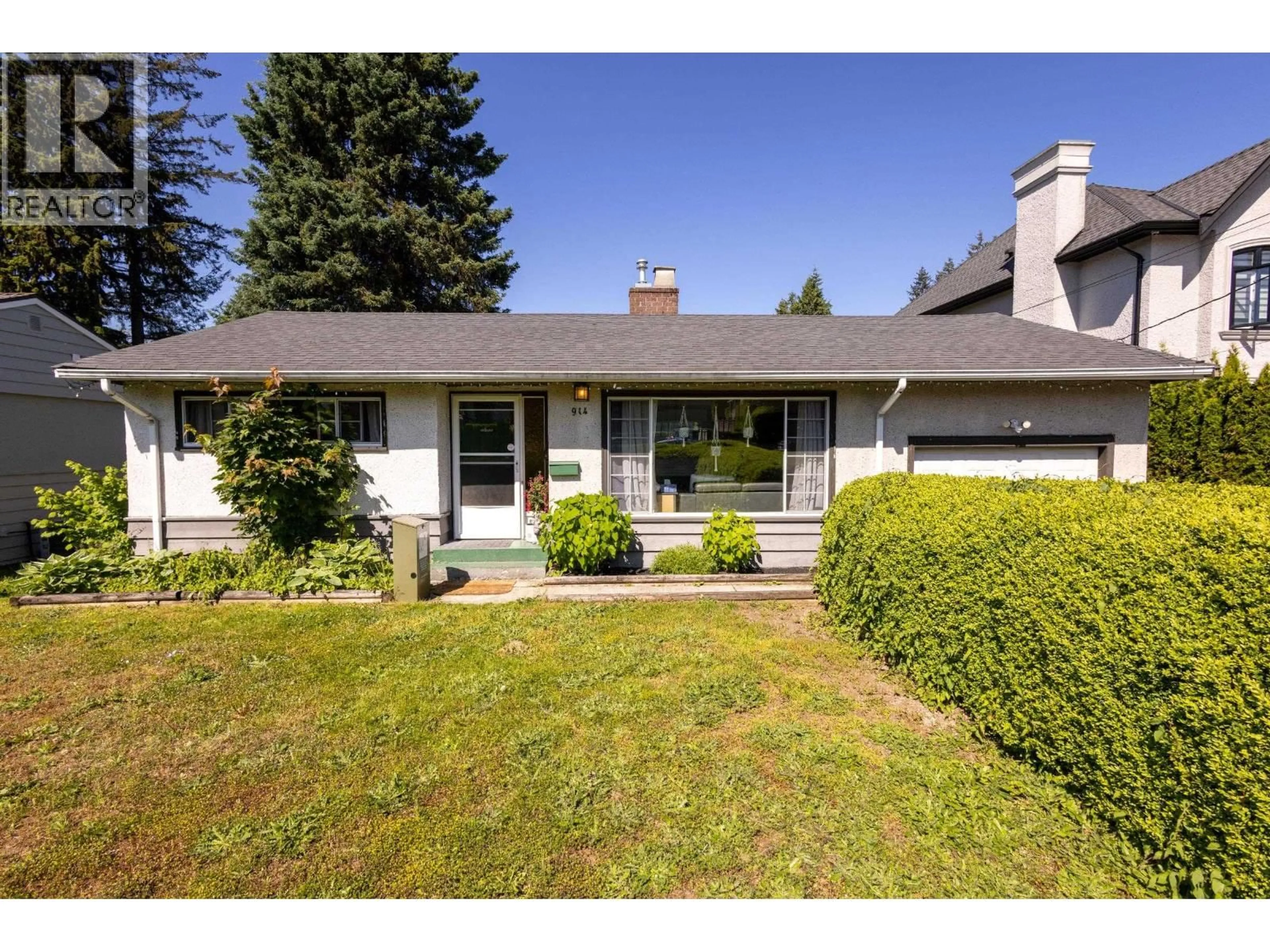 Home with vinyl exterior material, street for 914 MACINTOSH STREET, Coquitlam British Columbia V3J4Z2