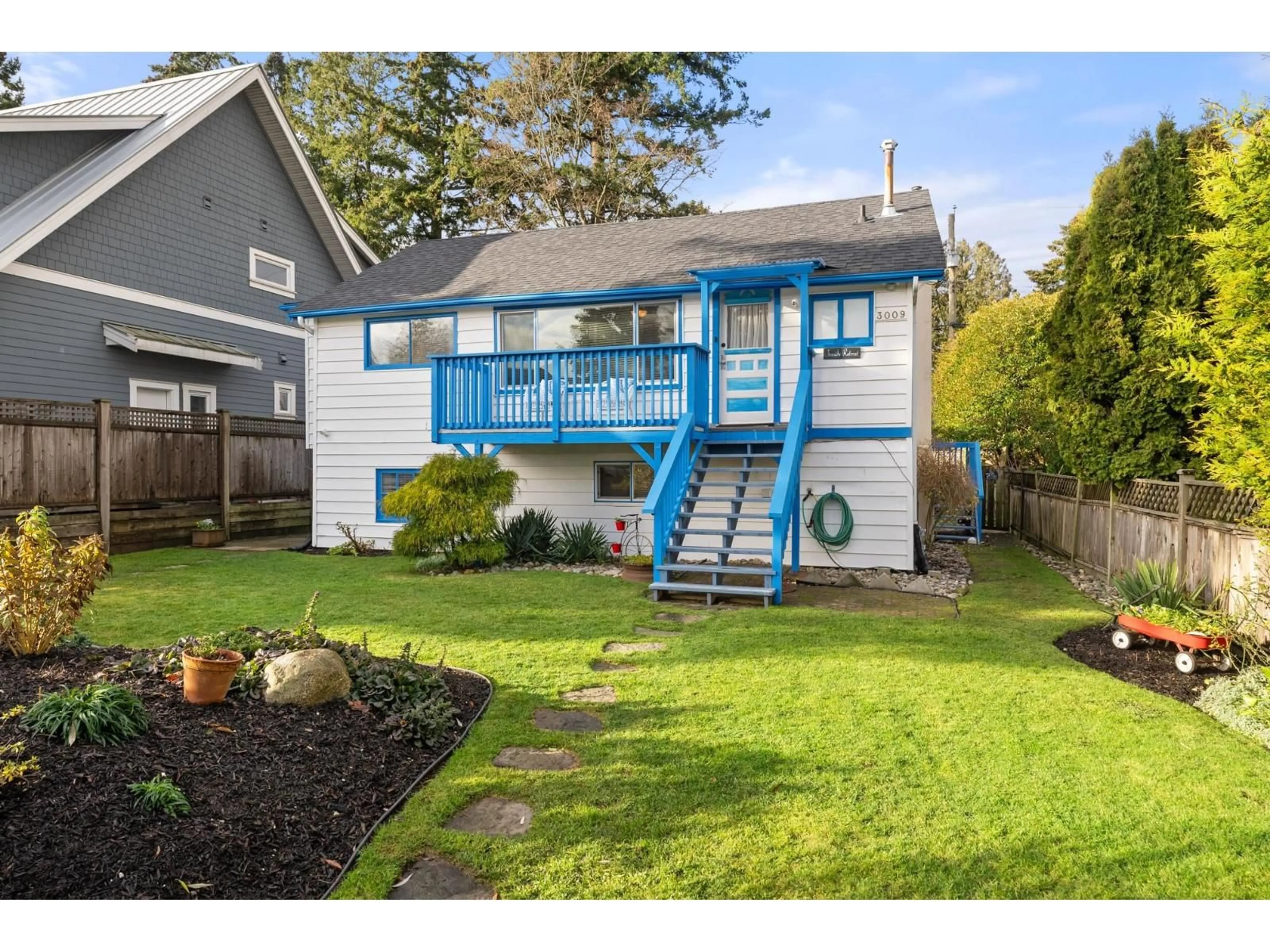Home with vinyl exterior material, street for 3009 MCBRIDE, Surrey British Columbia V4A3G5