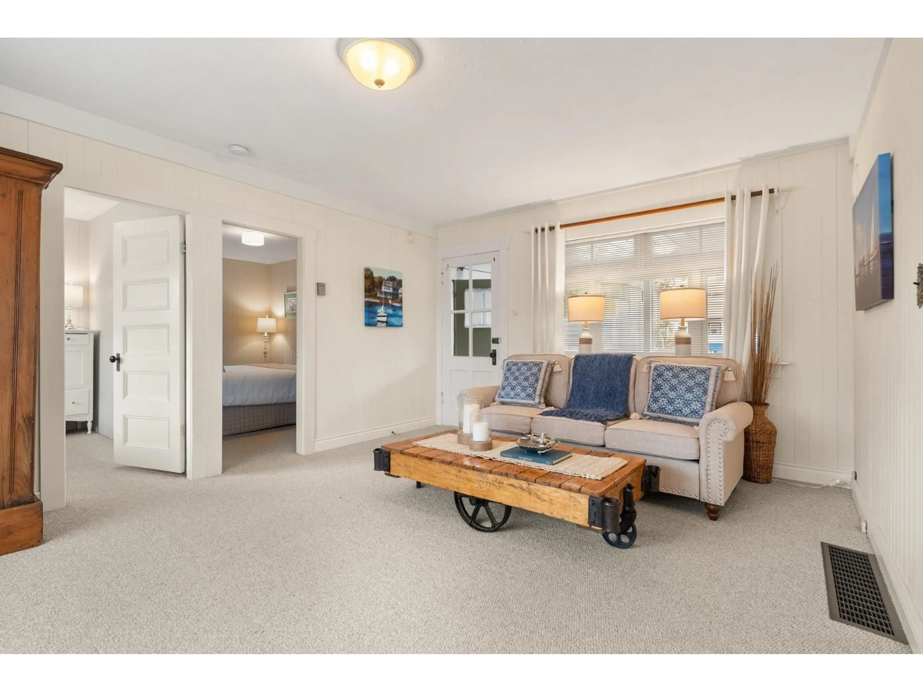 Living room with furniture, unknown for 3009 MCBRIDE, Surrey British Columbia V4A3G5