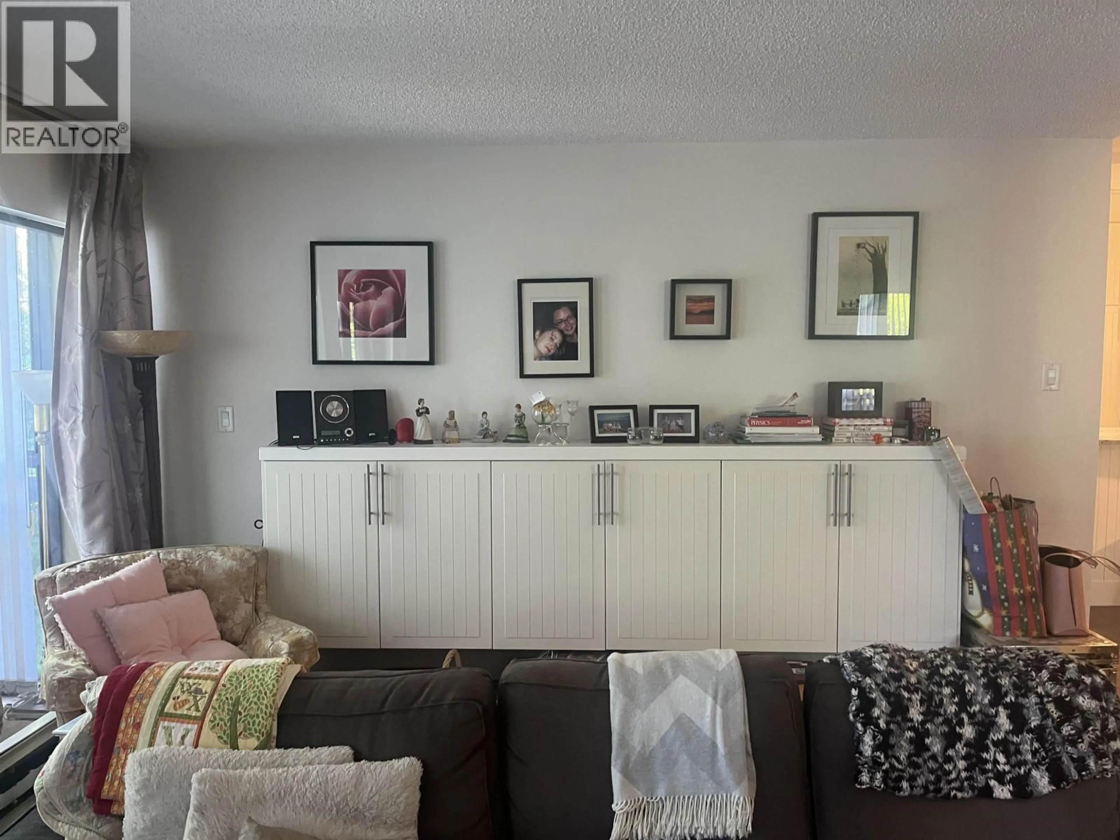 Living room with furniture, unknown for 208 - 720 EIGHTH AVENUE, New Westminster British Columbia V3M2R3