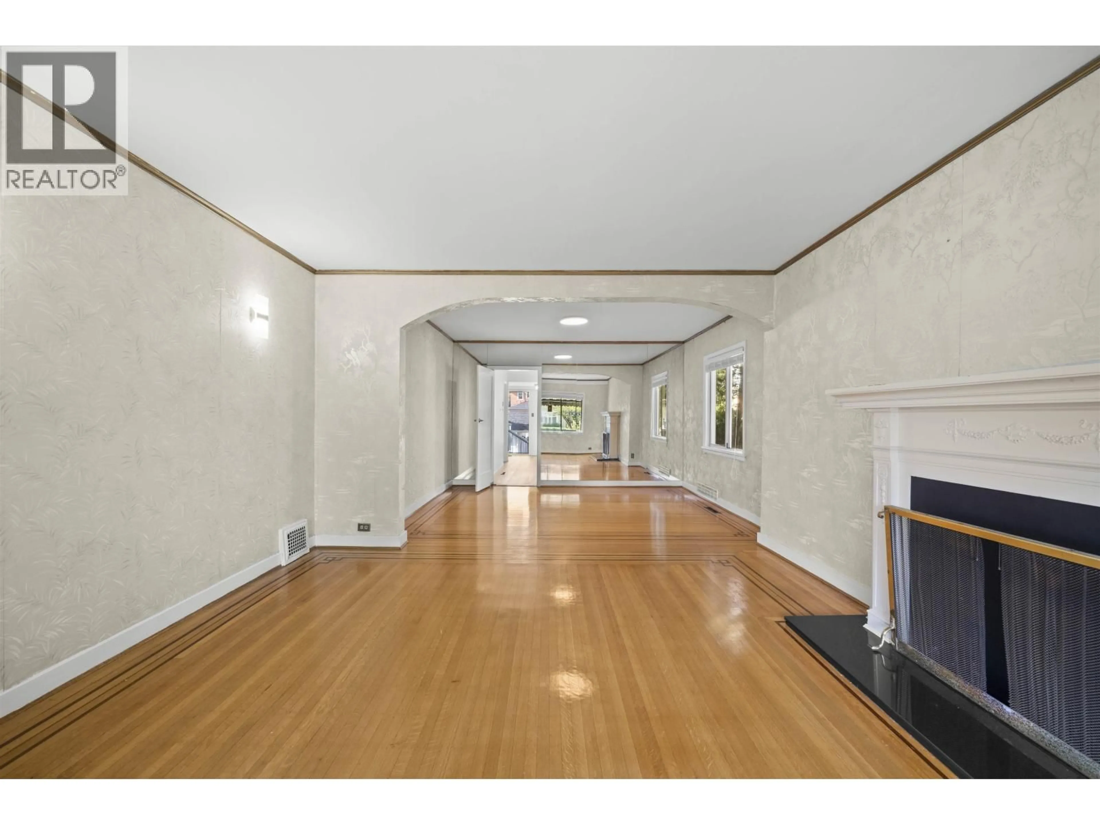 Indoor foyer for 555 19TH AVENUE, Vancouver British Columbia V5Z1W8