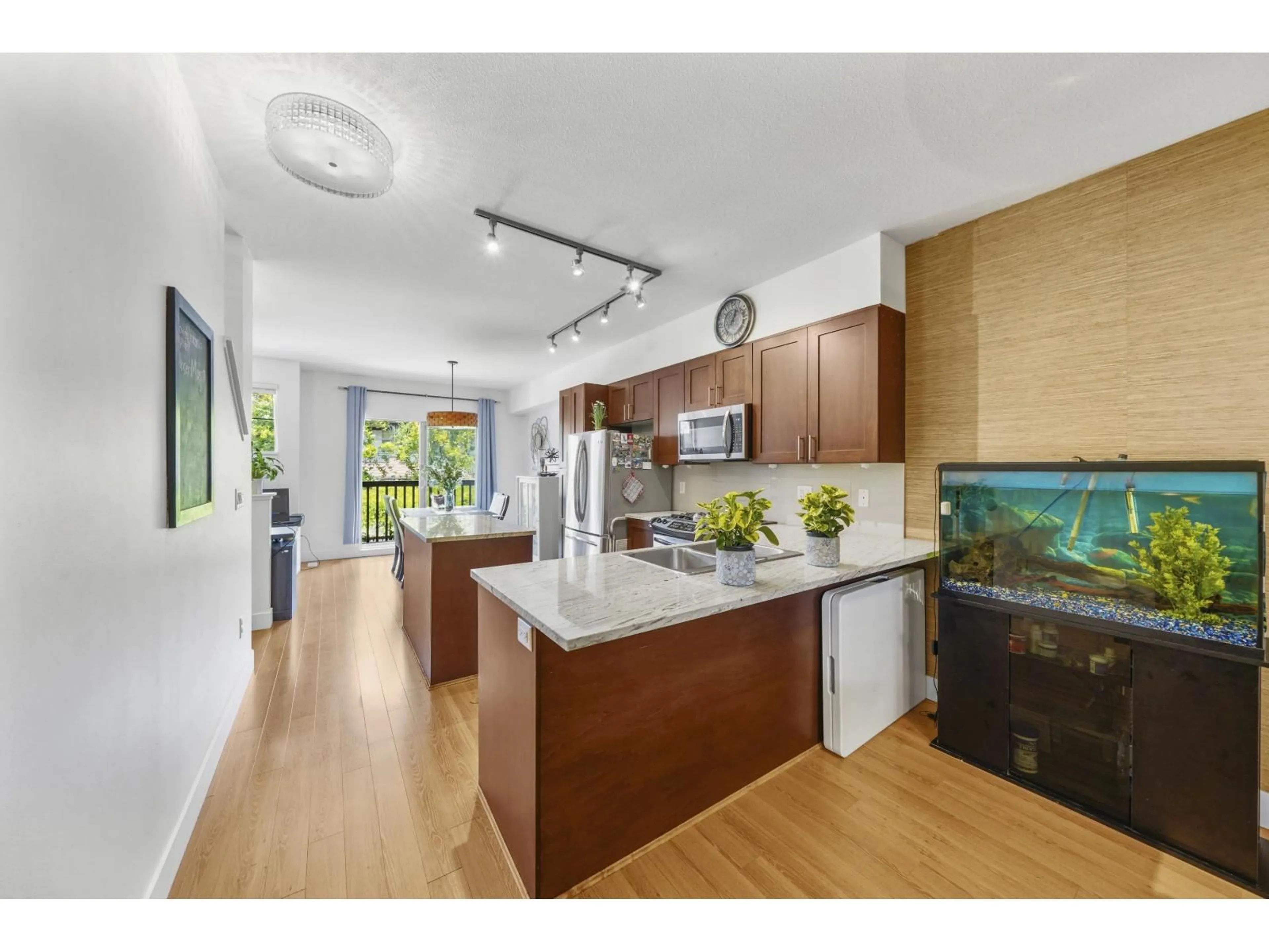 Open concept kitchen, unknown for 15 - 19478 65, Surrey British Columbia V4N5X5