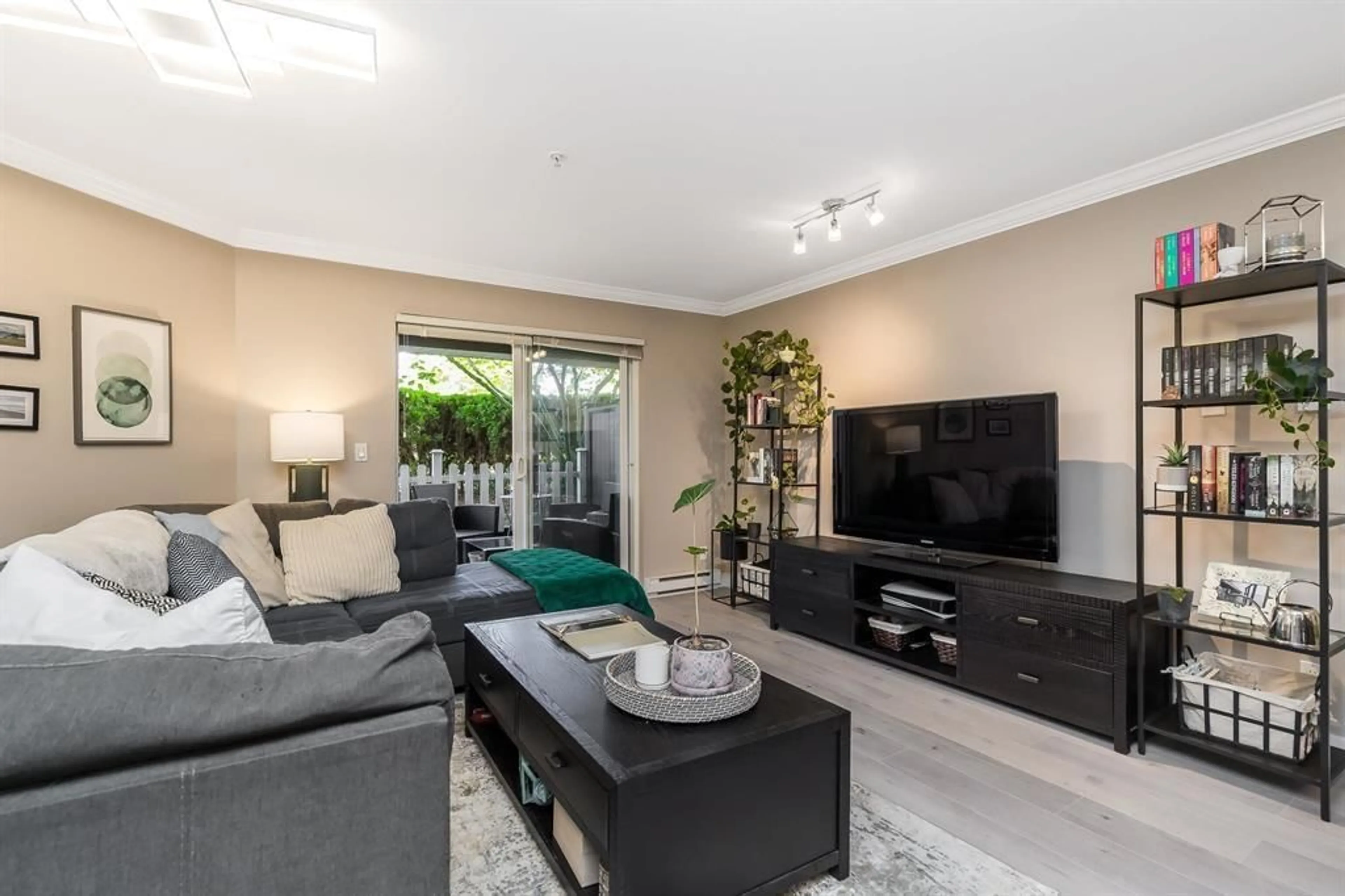 Living room with furniture, unknown for 111 - 19340 65, Surrey British Columbia V4N0A3